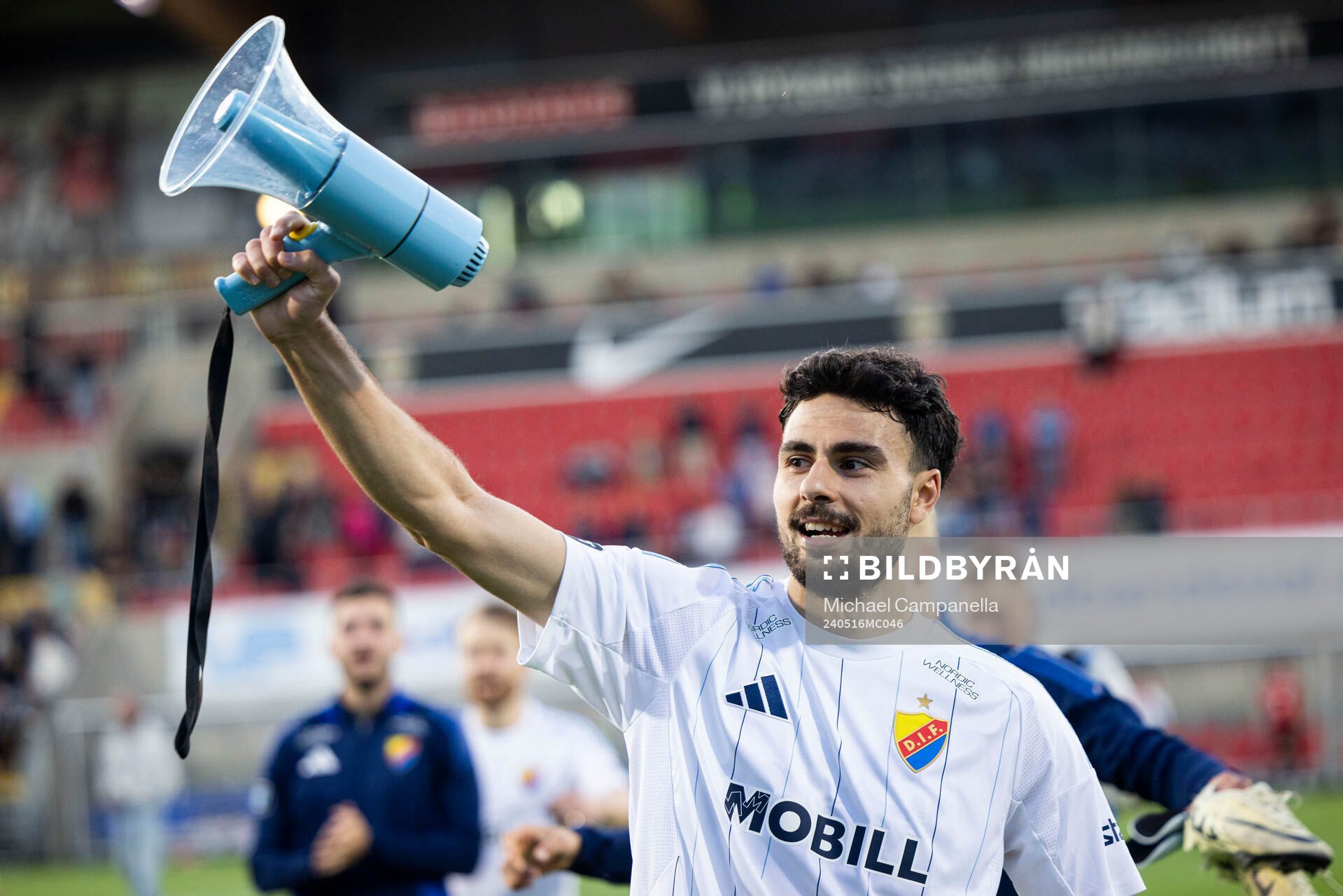 Djurgårdens Deniz Hummet tackar supportrarna