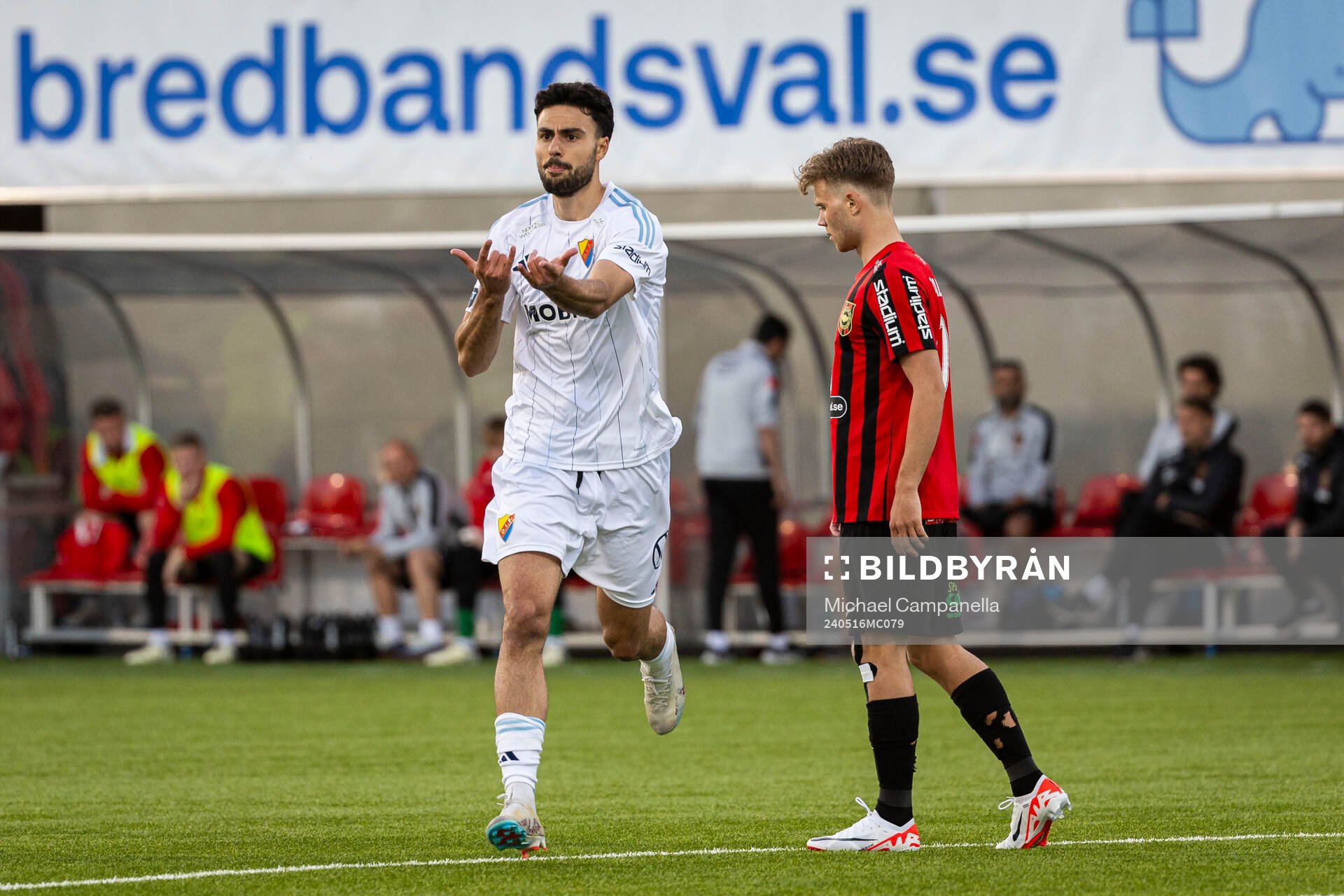 Djurgårdens Deniz Hummet jublar efter 0-2 målet under fotbollsmatchen i Allsvenskan mellan Brommapojkarna och Djurgården den 16 maj 2024 i Stockholm.