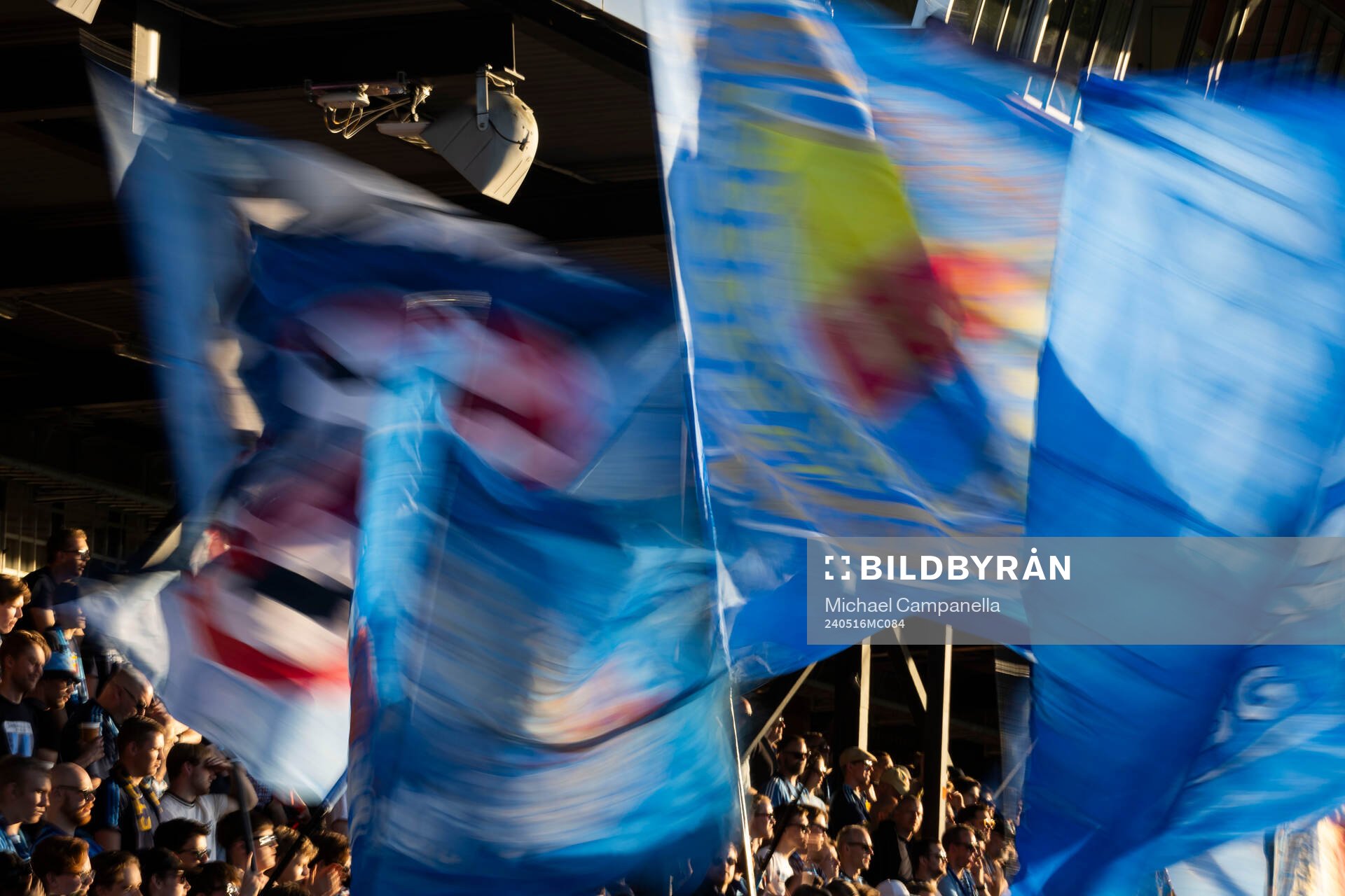 Djurgårdens supportrar med flaggor
