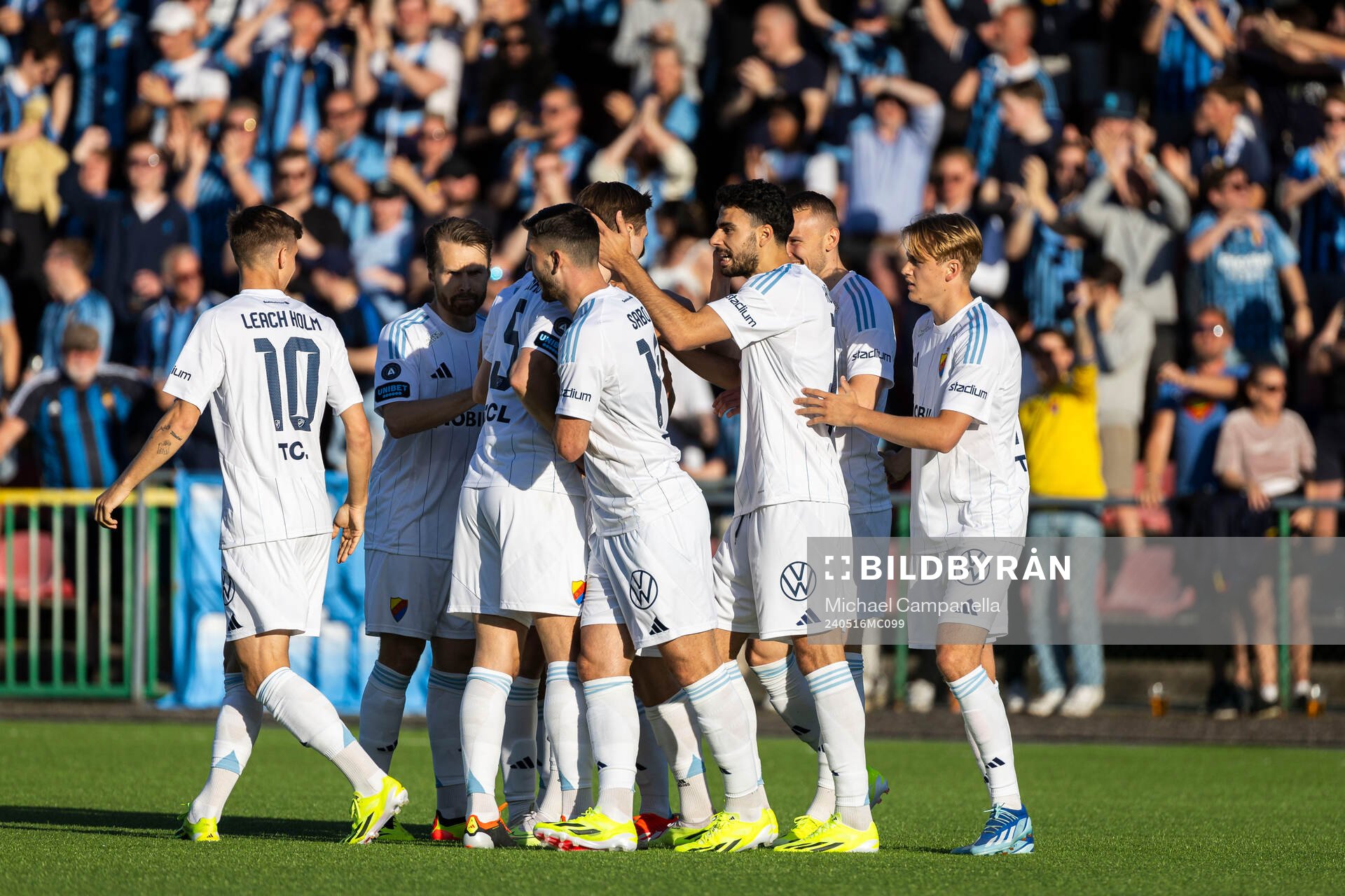 Djurgårdens spelarna jublar 0-1 målet av Tobias Gulliksen