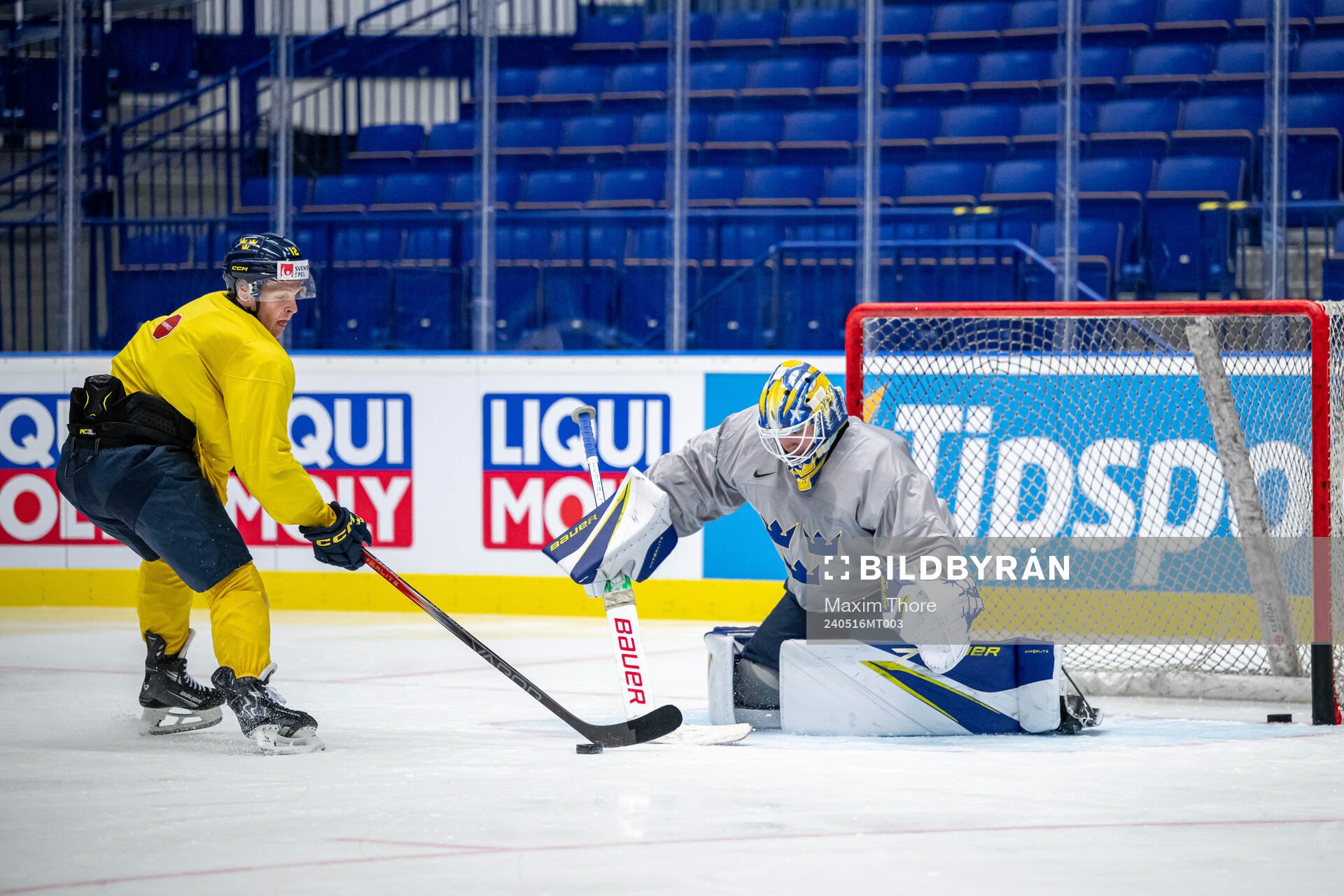 Max Friberg and goaltender Jesper Wallstedt of Sweden at a