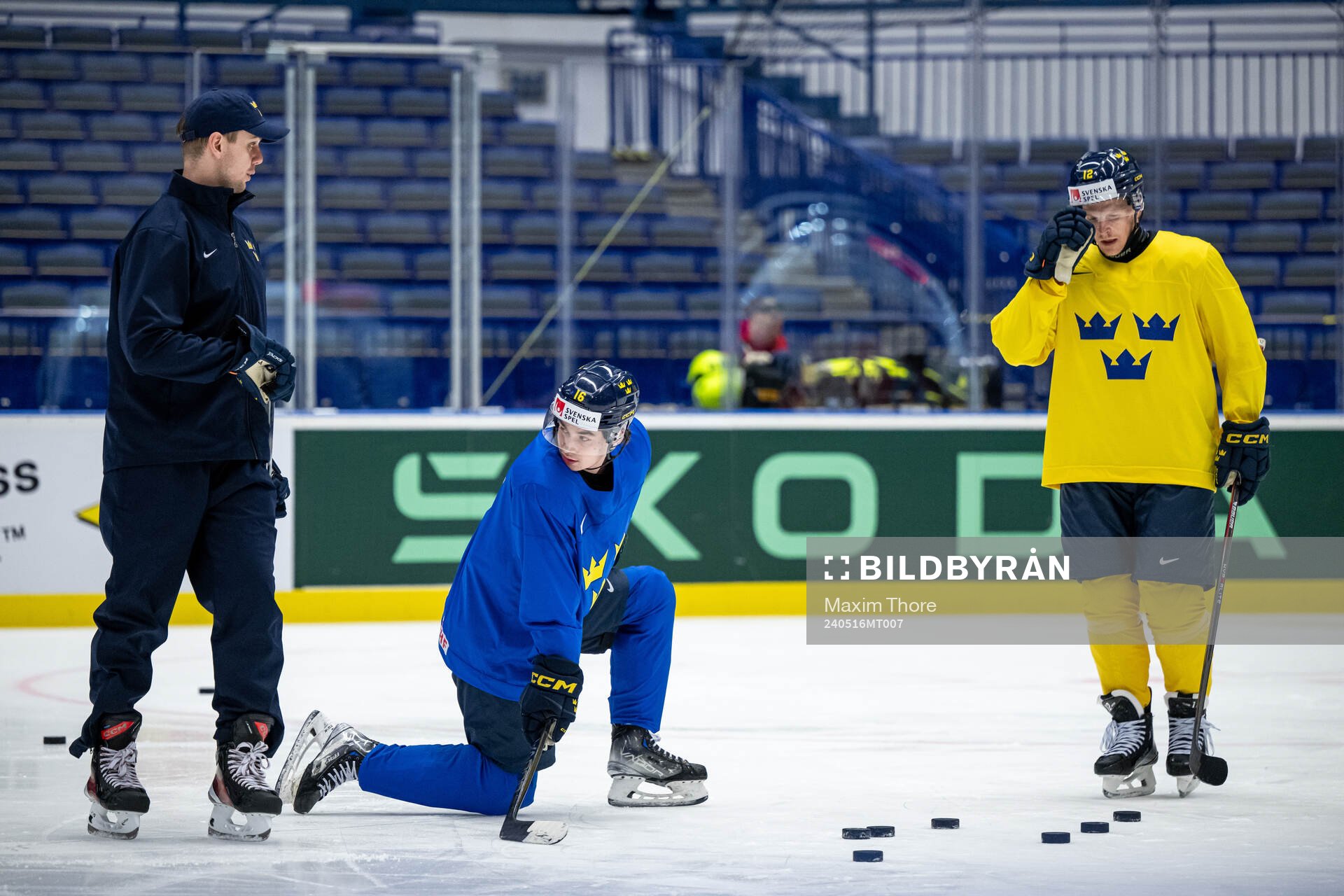 Goaltender coach Anthon Hansson, Felix Unger Sörum and Max
