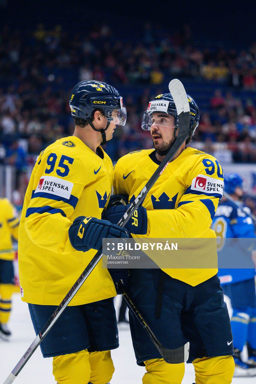André Burakovsky and Marcus Johansson of Sweden celebrate