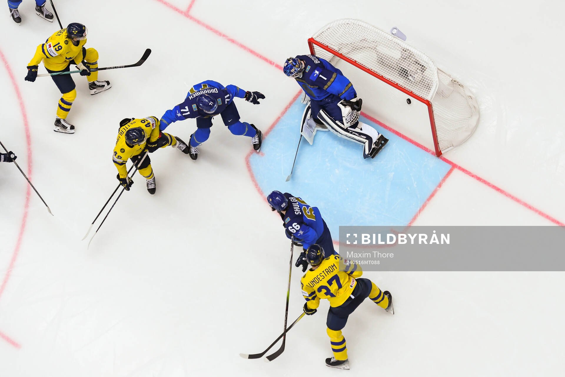 Fabian Zetterlund of Sweden scores the 0-3 goal