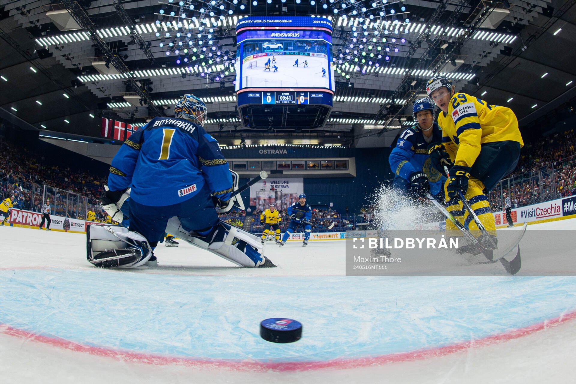 Pontus Holmberg sees Marcus Johansson of Sweden (not