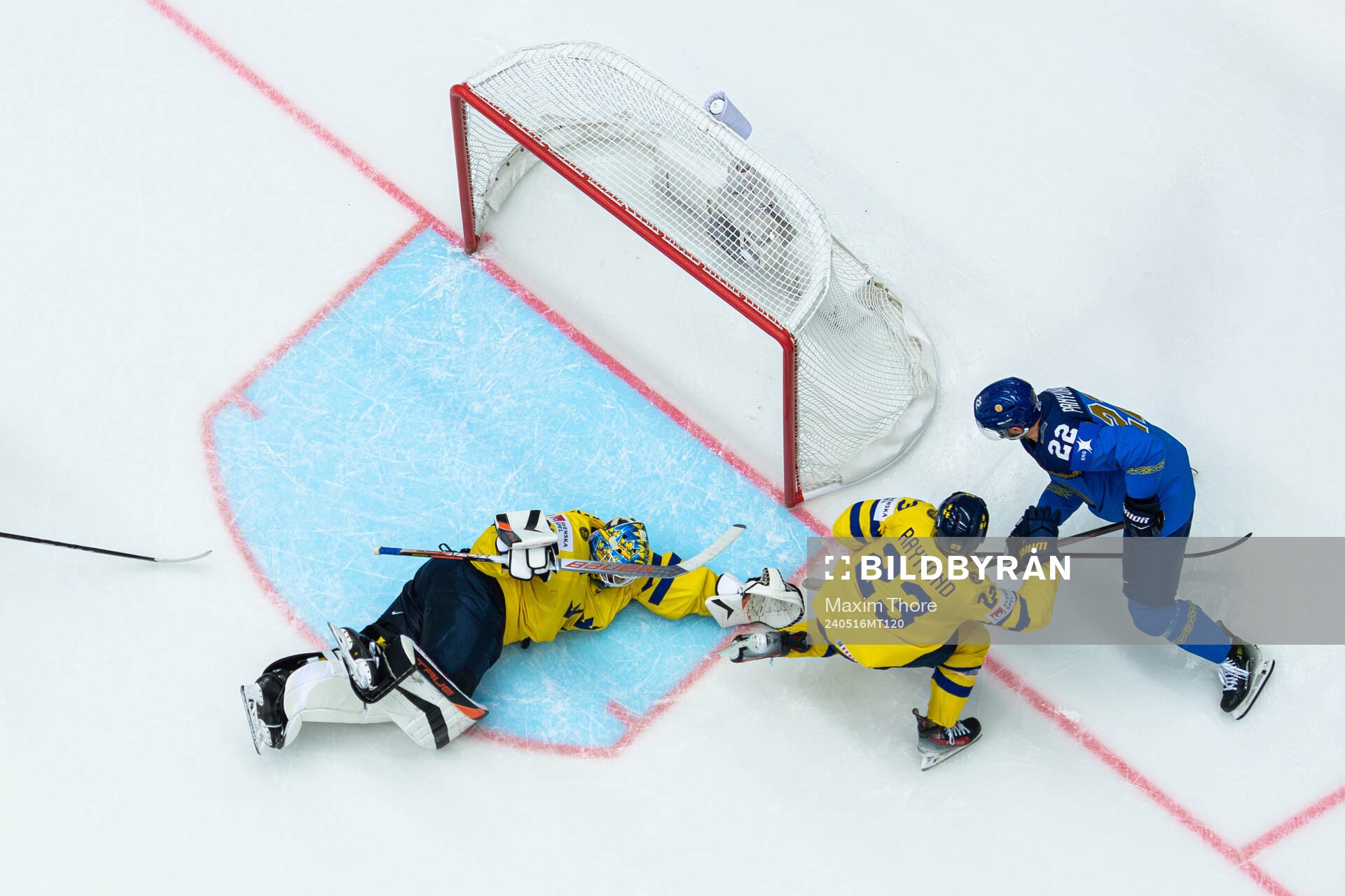 Goaltender Samuel Ersson and Lucas Raymond of Sweden