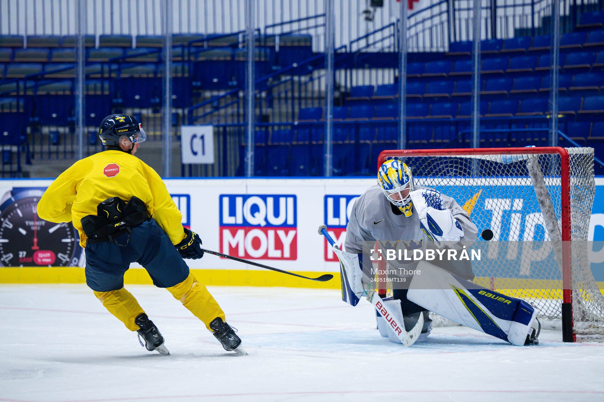 Max Friberg and goaltender Jesper Wallstedt of Sweden at a