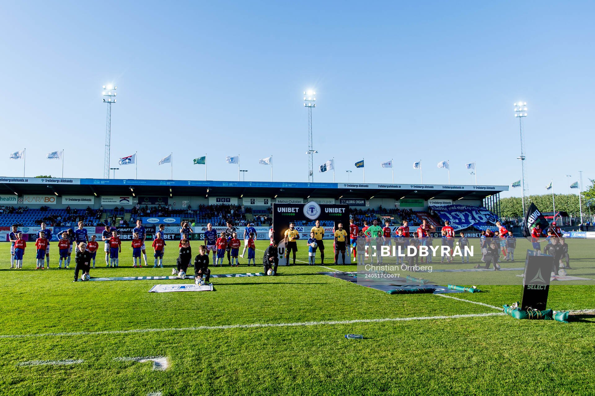 Lagen ställer upp innan fotbollsmatchen i Superettan