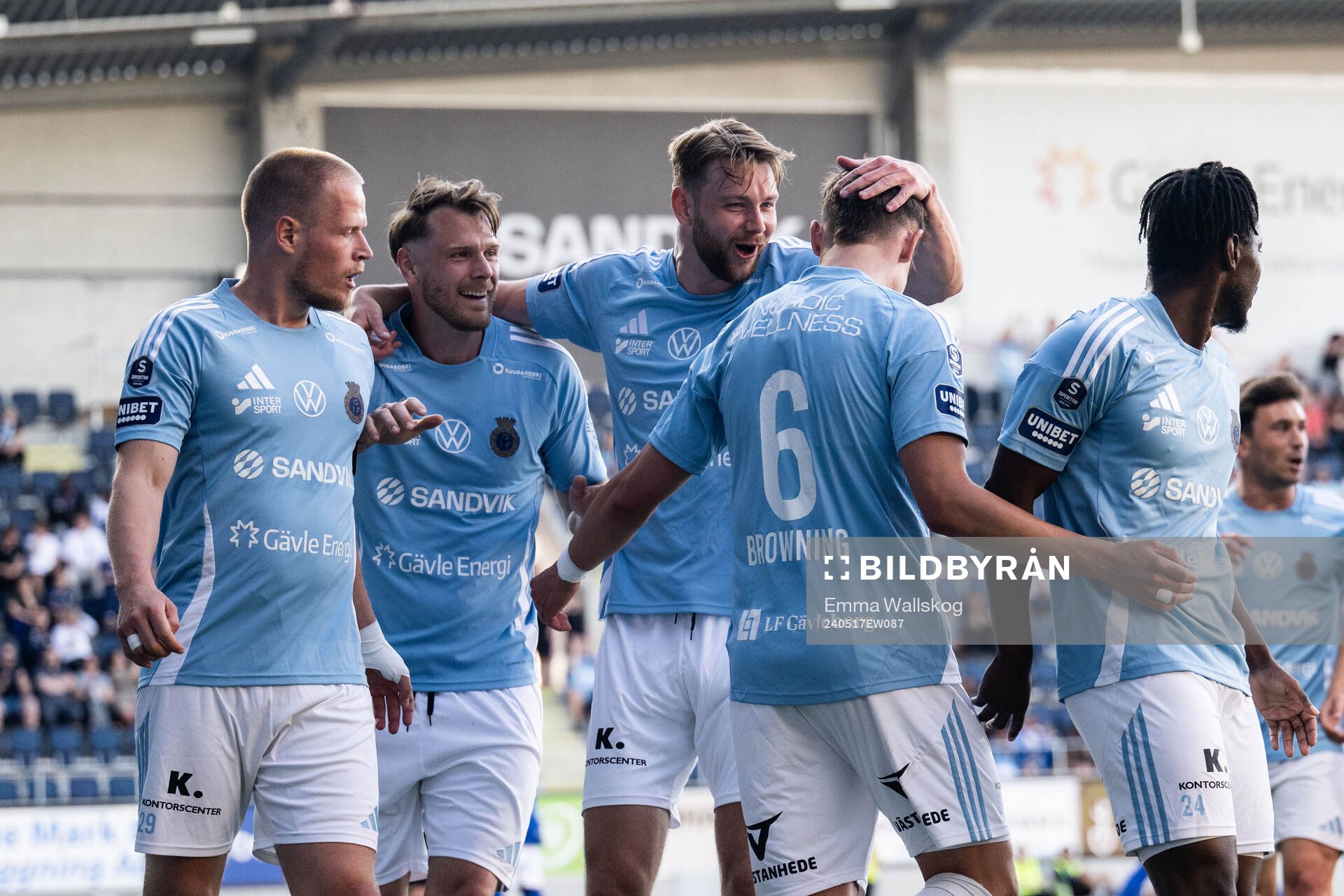 Gefles Lukas Browning Lagerfeldt jublar med lagkamrater