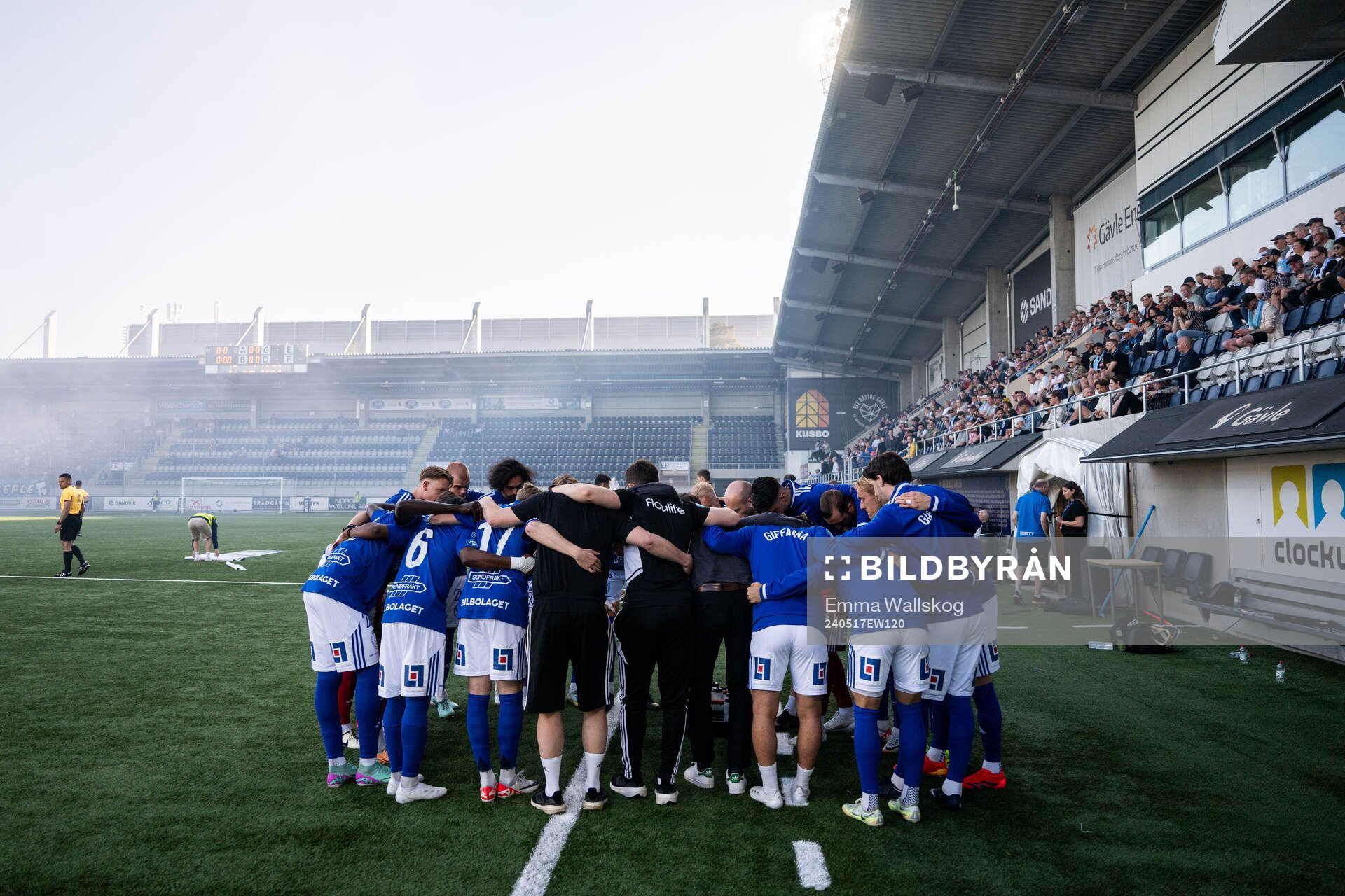 GIF Sundsvalls spelare samlas inför fotbollsmatchen i Superettan mellan Gefle och GIF Sundsvall den 17 maj 2024 i Gävle. 