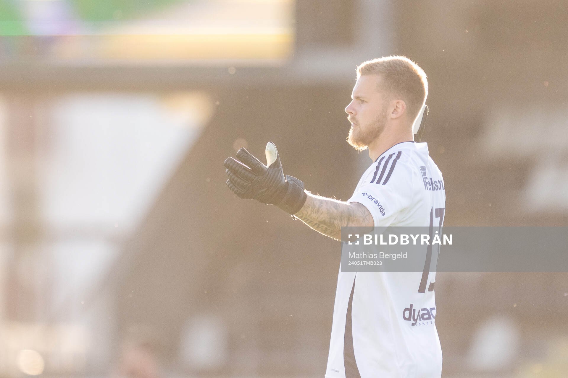 Östers målvakt Robin Wallinder reagerar