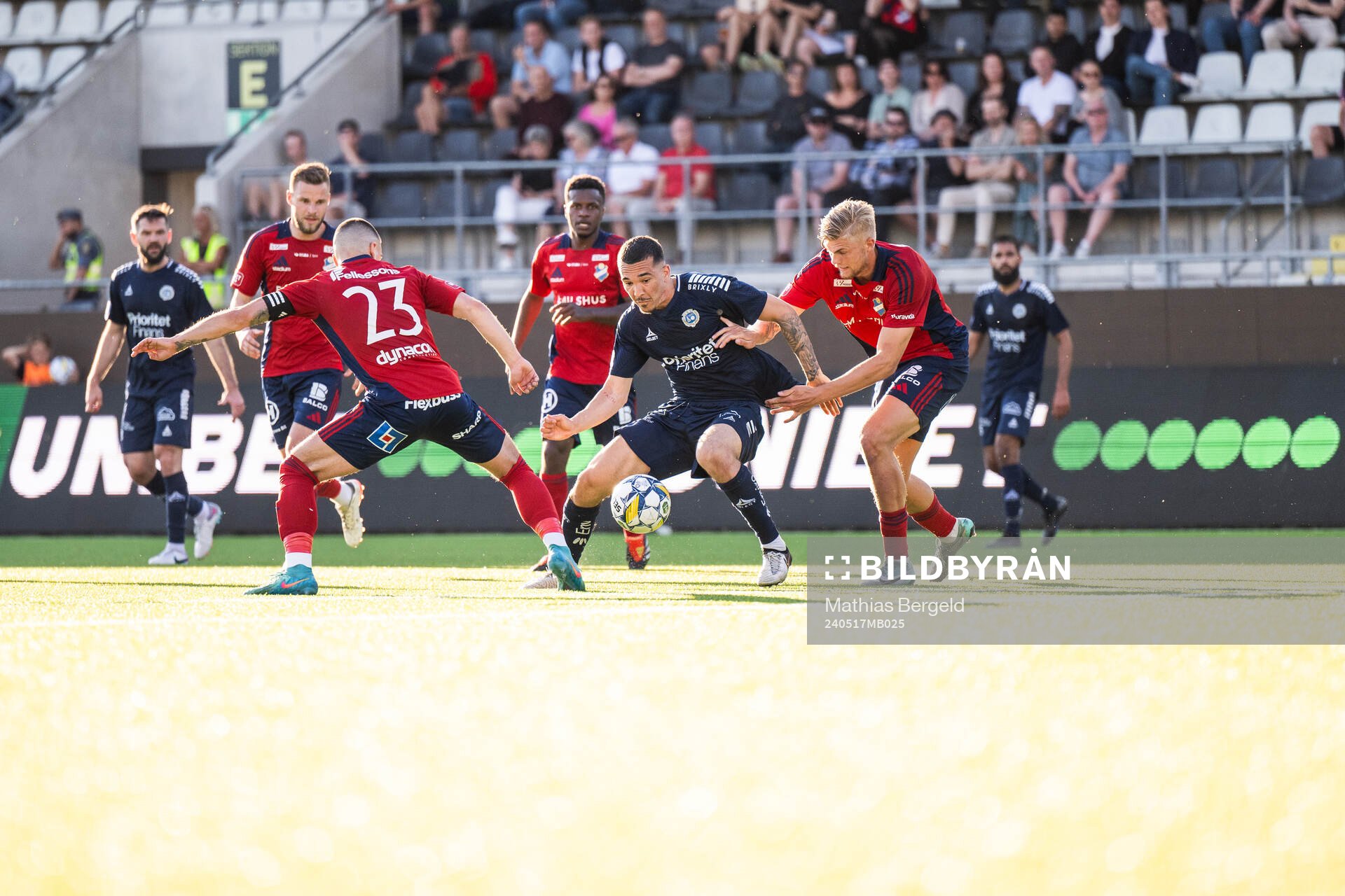 Östers Vladimir Rodic och Mattis Adolfsson i kamp om bollen med Utsiktens Lucas Lima under fotbollsmatchen i Superettan mellan Utsikten och Öster den 17 maj 2024 i Göteborg. 