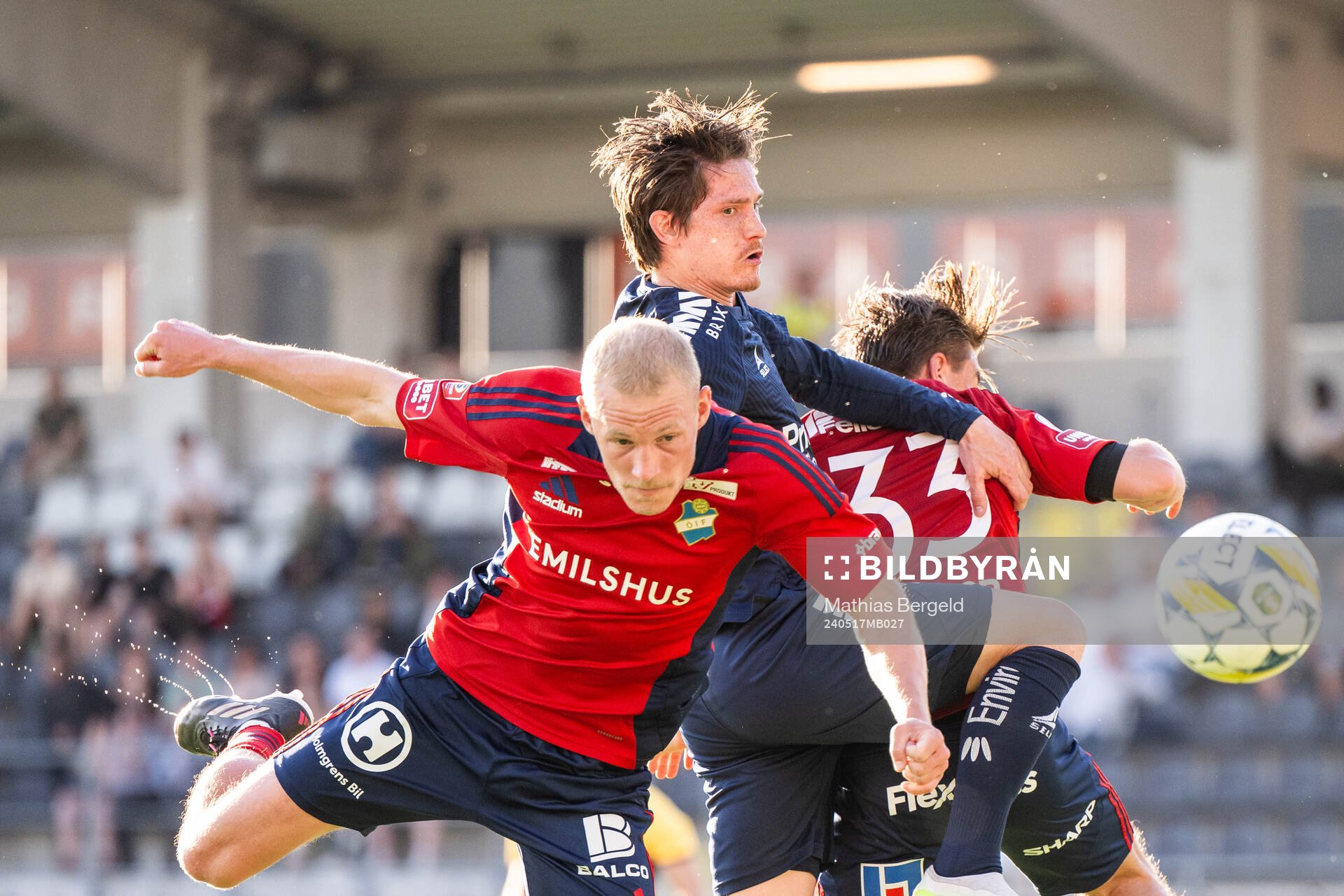 Östers Mattis Adolfsson och Tatu Varmanen i kamp om bollen