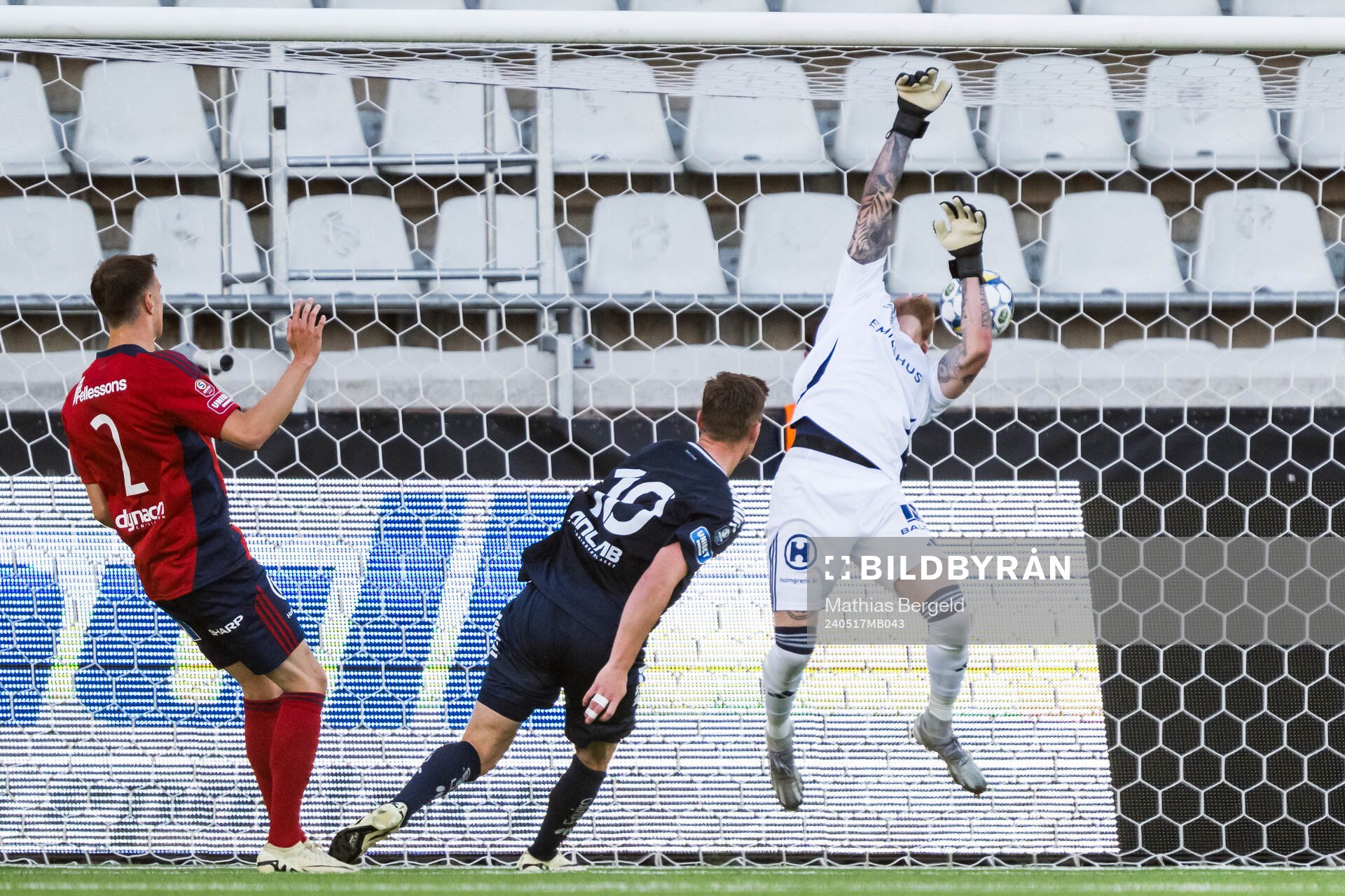 Utsiktens Albin Skoglund gör 1-0 bakom Östers målvakt