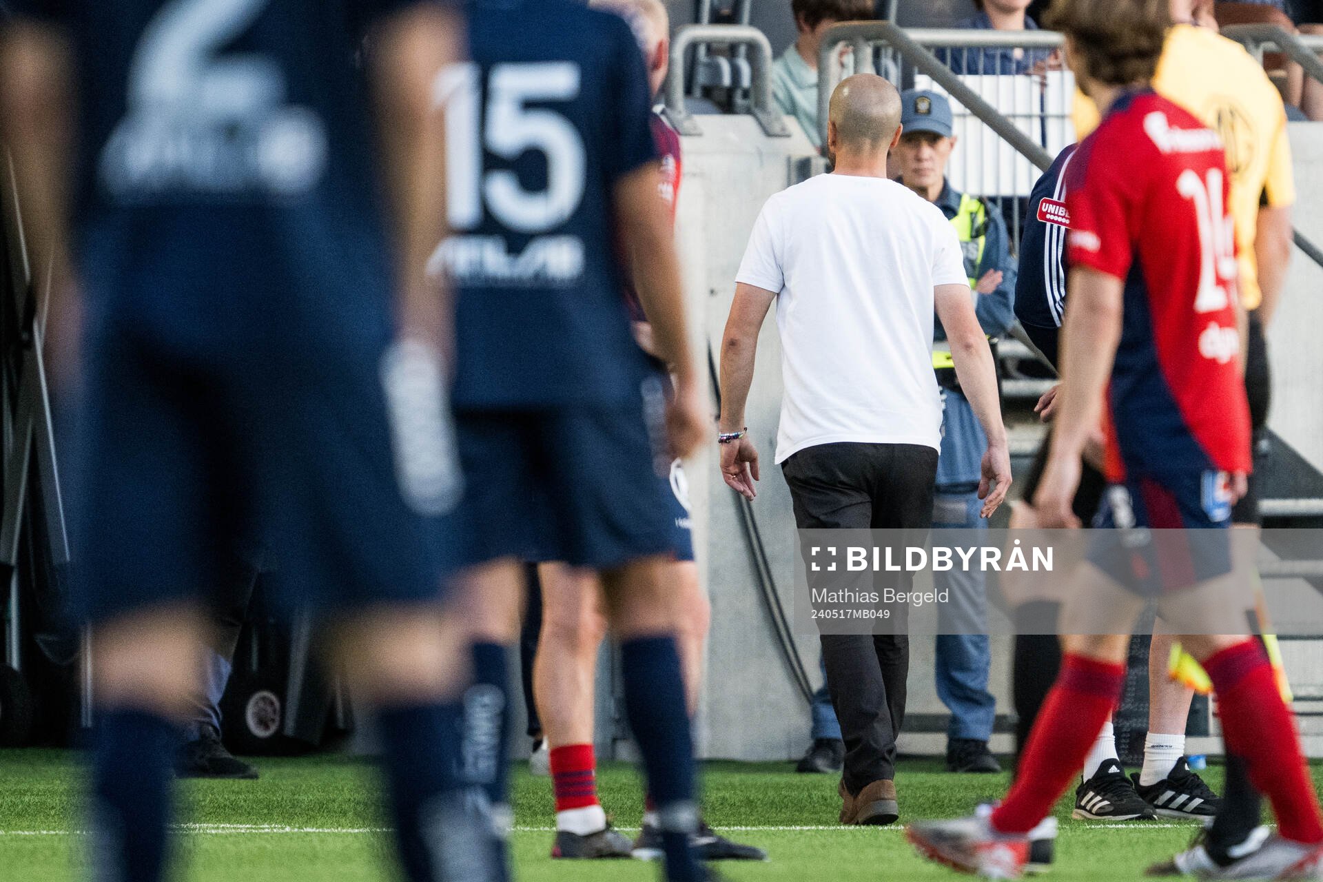 Östers tränare Martin Foyston lämnar arenan