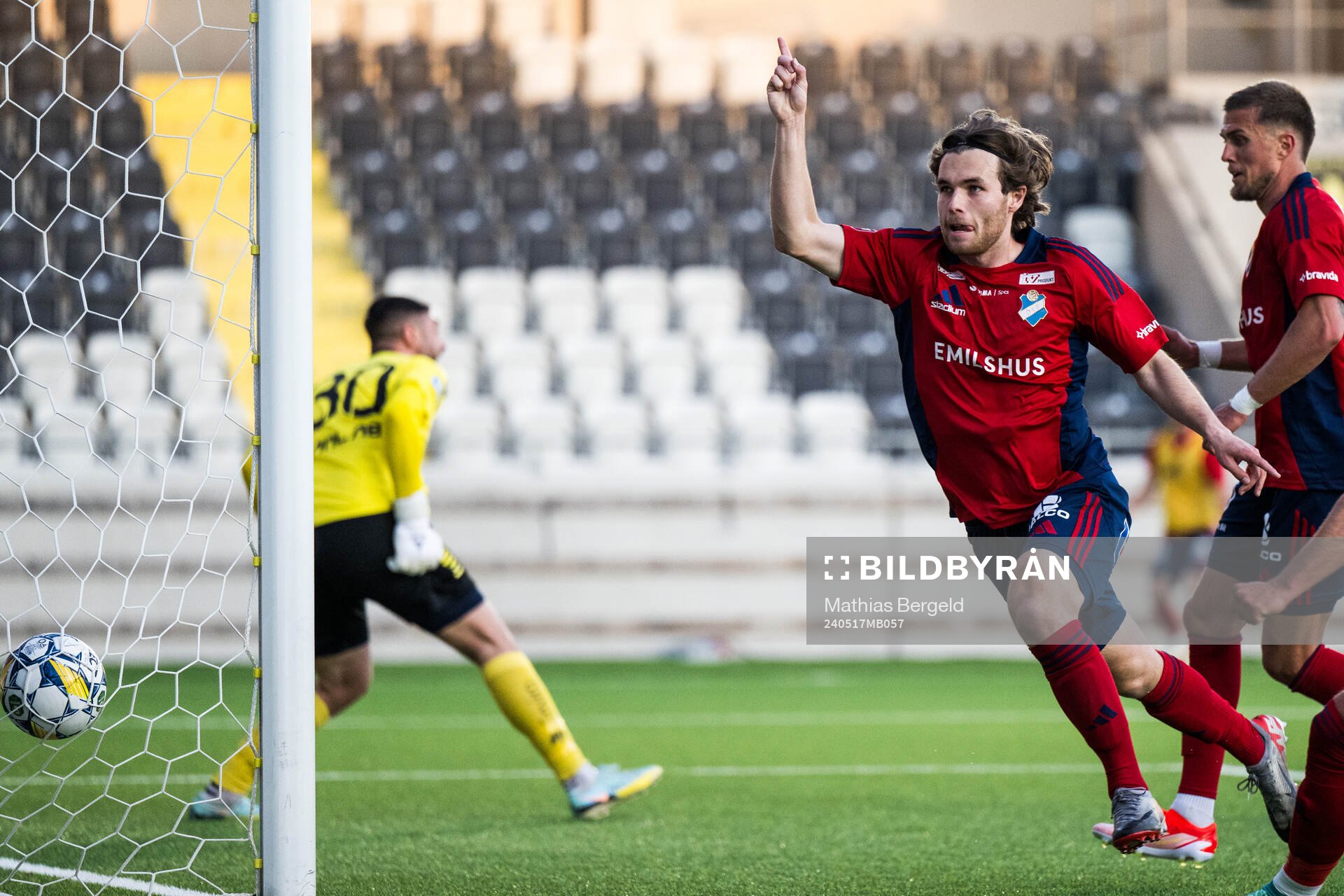 Östers Theodor Johansson jublar efter 1-1 under fotbollsmatchen i Superettan mellan Utsikten och Öster den 17 maj 2024 i Göteborg. 