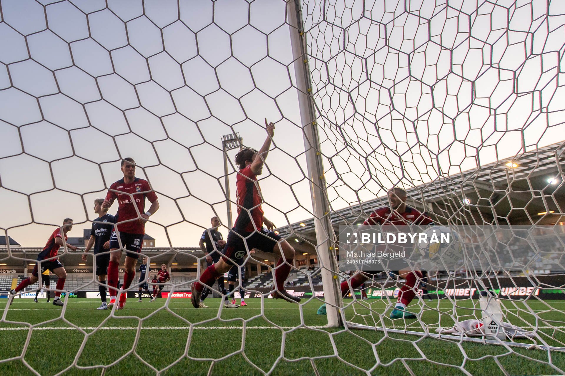 Östers Theodor Johansson jublar efter att han kvitterat till 1-1 under fotbollsmatchen i Superettan mellan Utsikten och Öster den 17 maj 2024 i Göteborg.