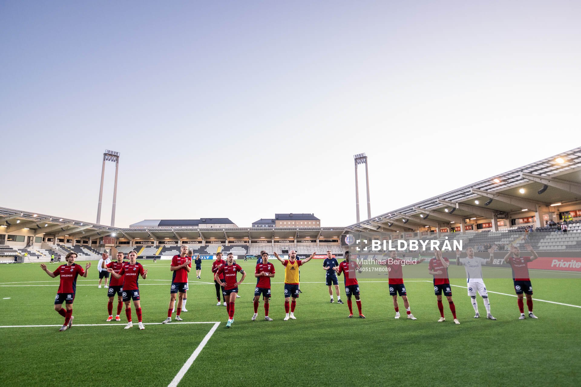 Östers spelare tackar supportrarna