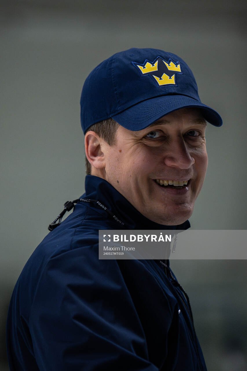 Head coach Sam Hallam of Sweden at a practice session