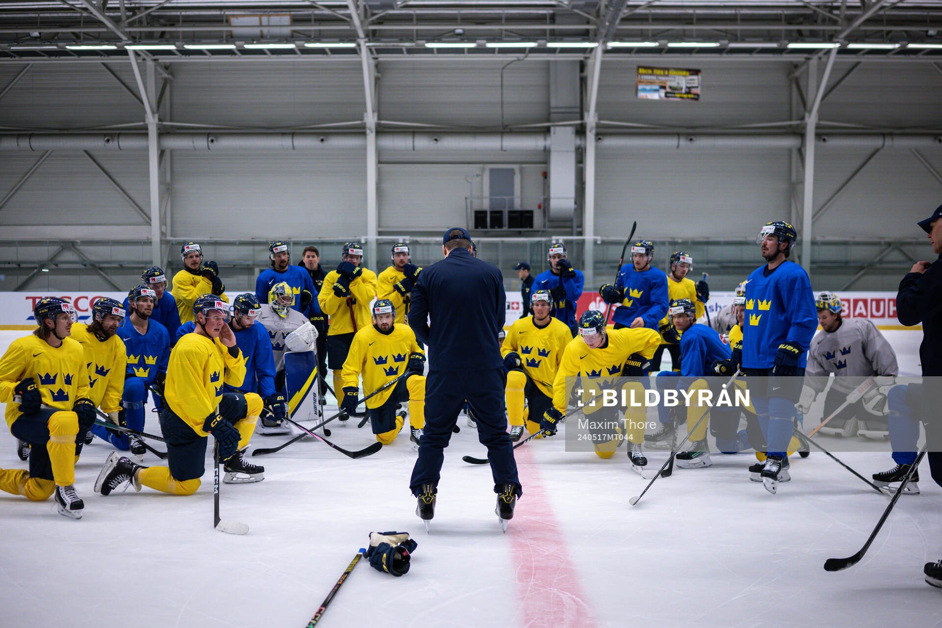 The players of Sweden gather around head coach Sam Hallam