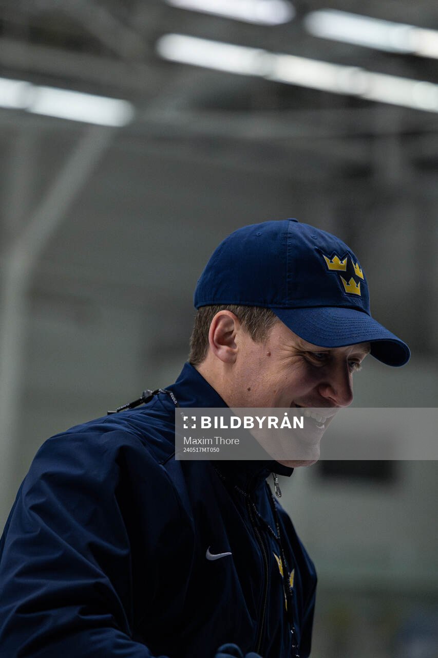 Head coach Sam Hallam of Sweden at a practice session