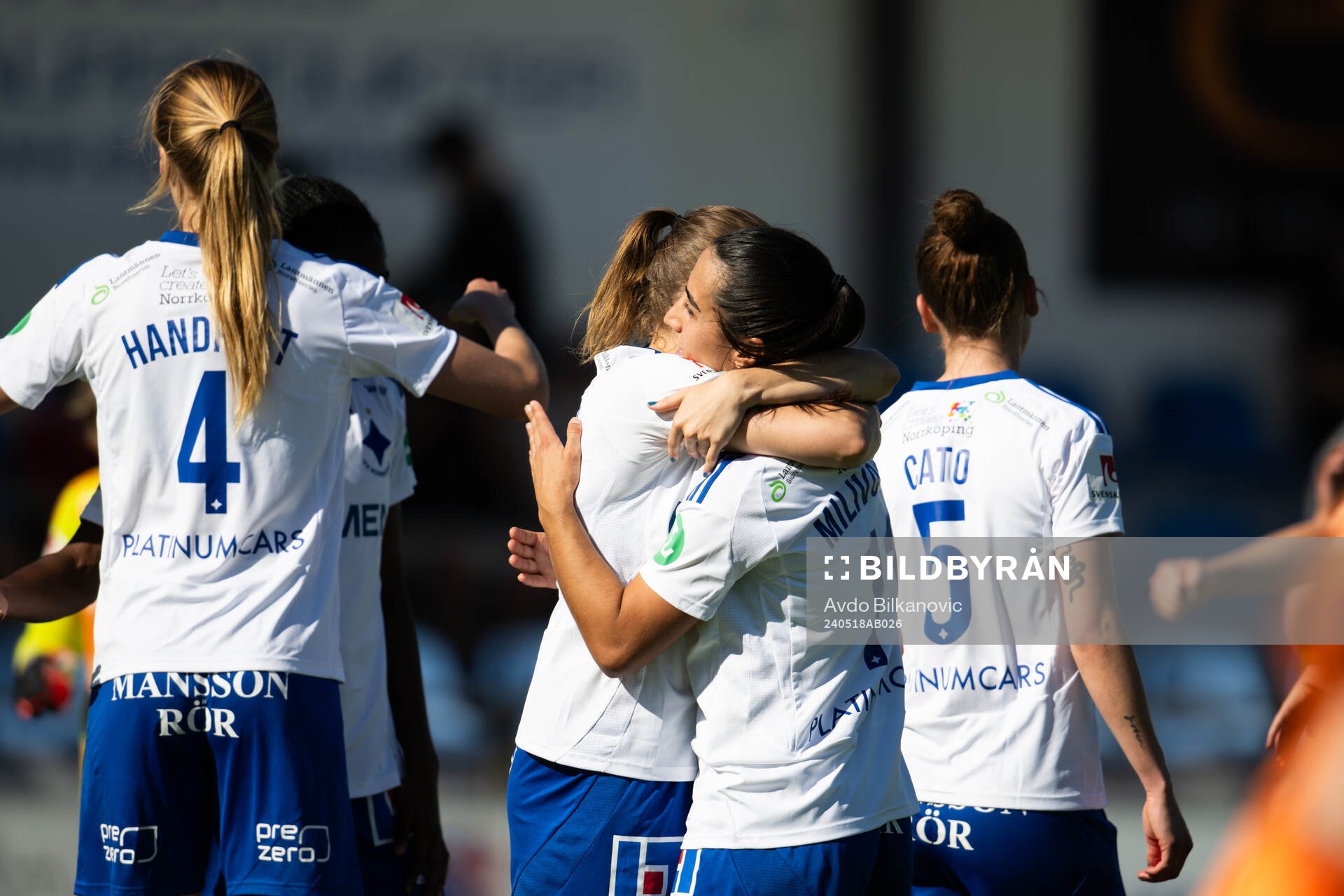 IFK Norrköpings Vesna Milivojevic och Dana Leskinen jublar efter slutsignalen under fotbollsmatchen i Damallsvenskan mellan Vittsjö och IFK Norrköping den 18 maj 2024 i Vittsjö.