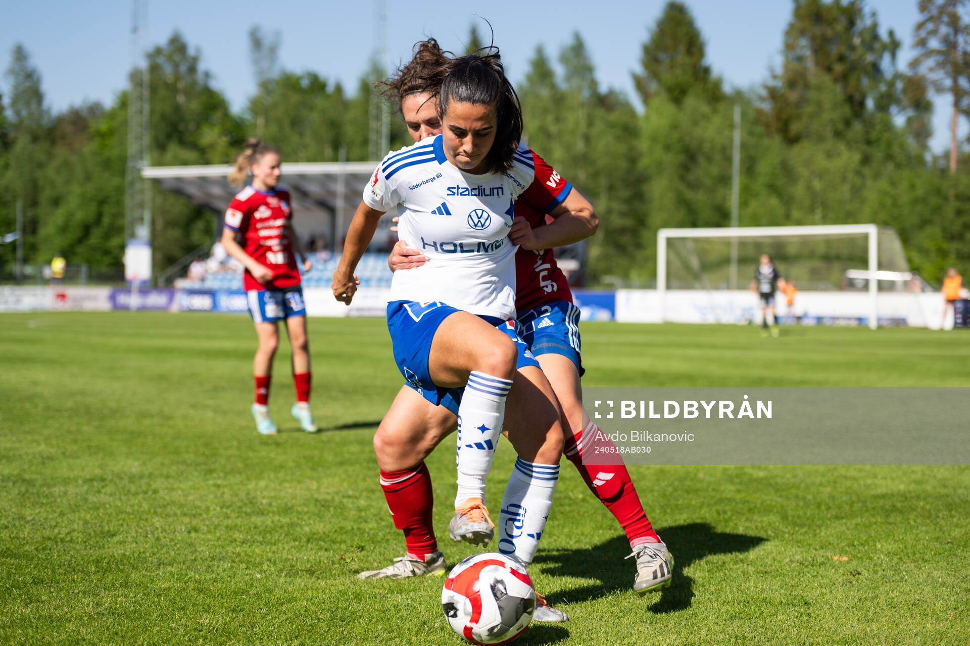 IFK Norrköpings Vesna Milivojevic och Vittsjös Shannon Woeller under fotbollsmatchen i Damallsvenskan mellan Vittsjö och IFK Norrköping den 18 maj 2024 i Vittsjö.