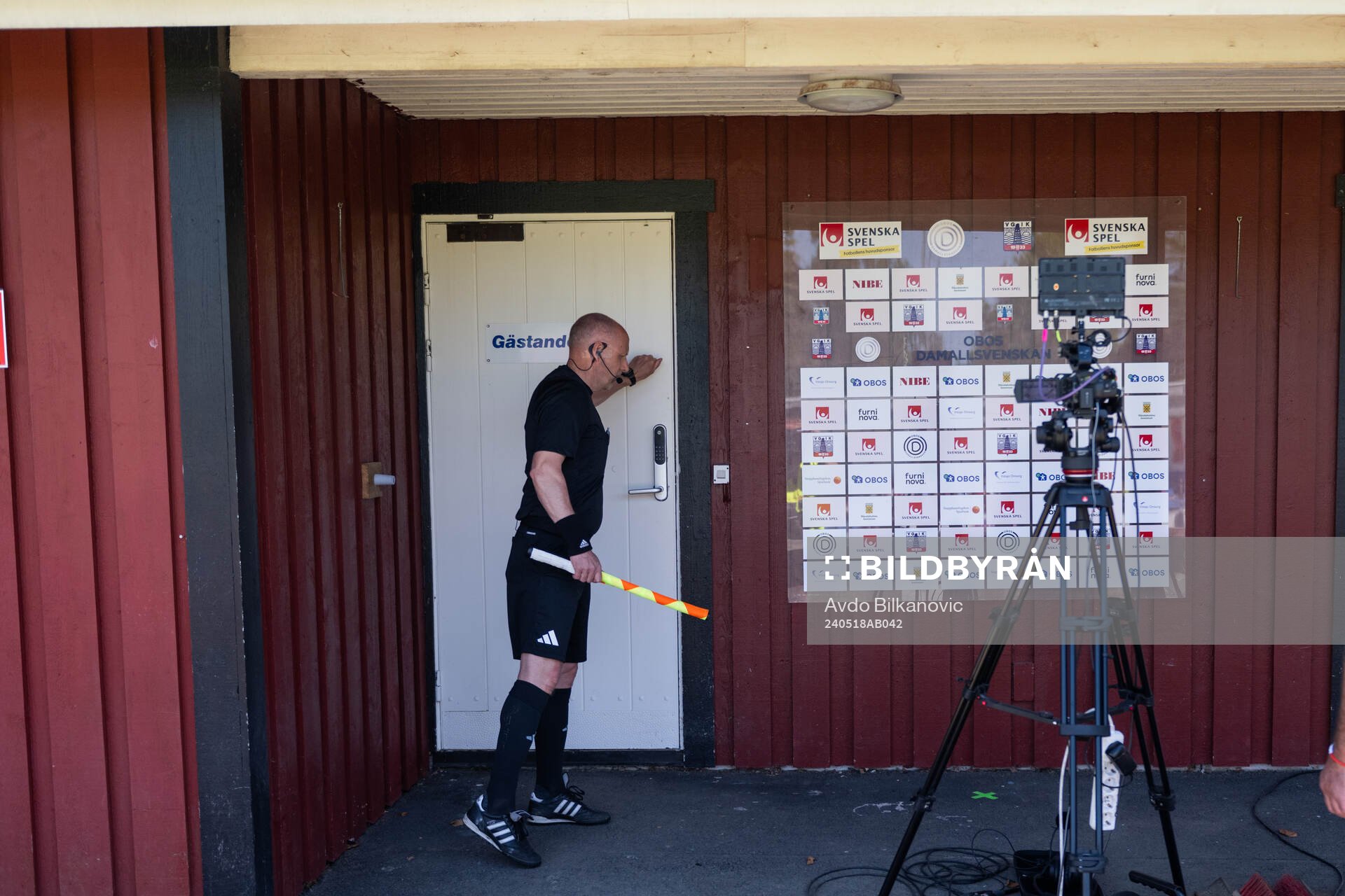 Assisterande domare Henrik Svensson påminner IFK Norrköpings spelare att det är dags att komma ut under fotbollsmatchen i Damallsvenskan mellan Vittsjö och IFK Norrköping den 18 maj 2024 i Vittsjö. 
