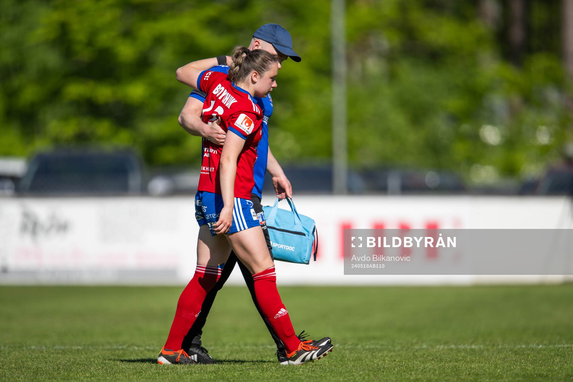 Vittsjös Tanya Boychuk lämnar fotbollsplan