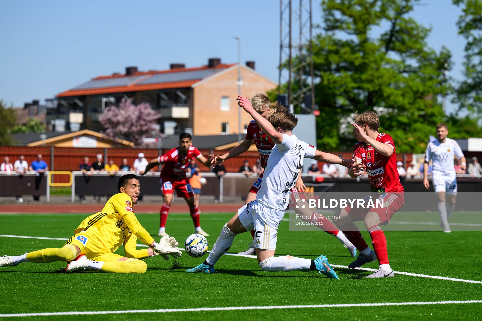 Östersunds Sebastian Karlsson Grach och Skövde AIKs