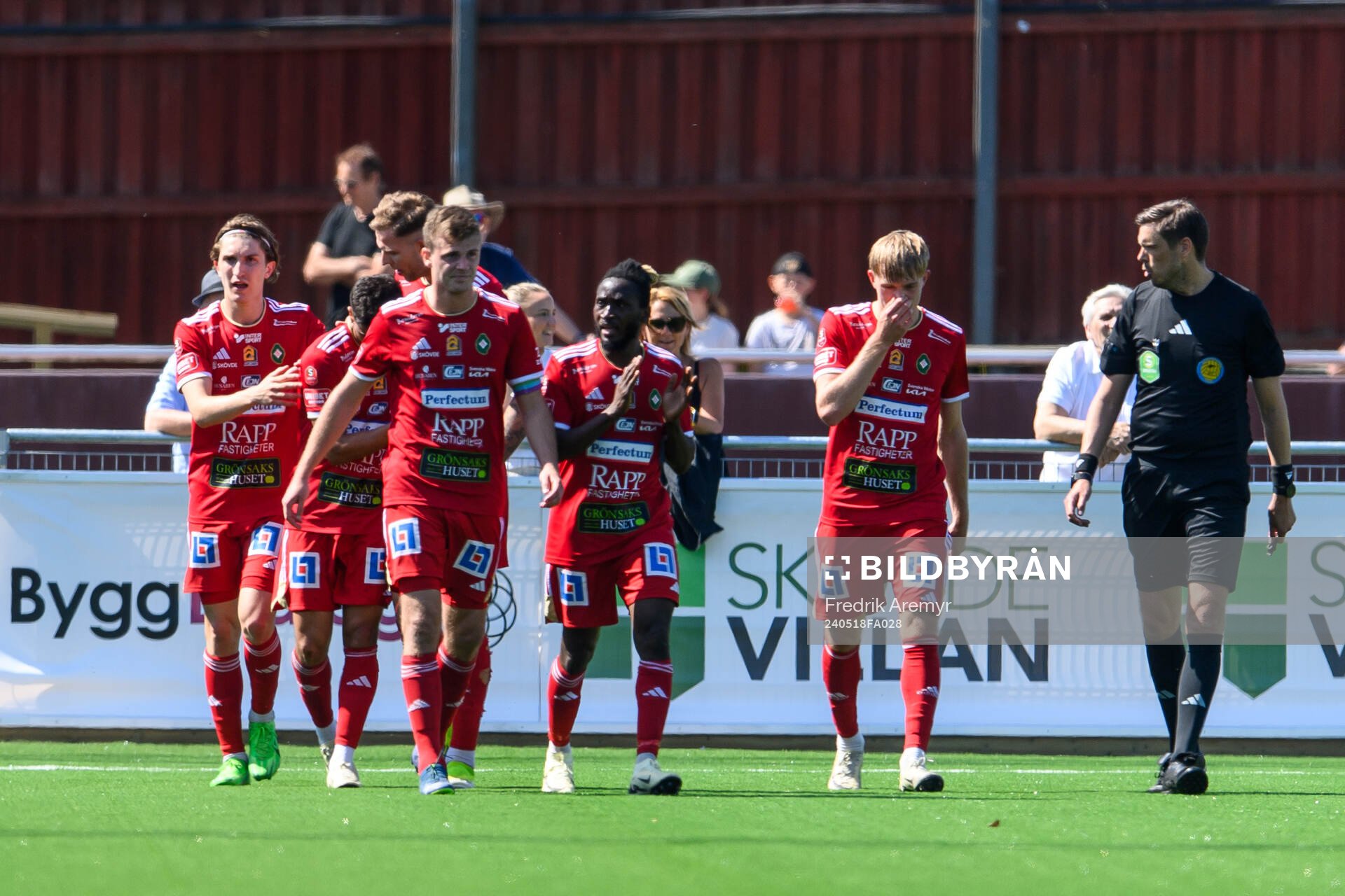 Skövde AIKs spelare jublar efter 1-0 under fotbollsmatchen i Superettan mellan Skövde AIK och Östersund den 18 maj 2024 i Skövde. 