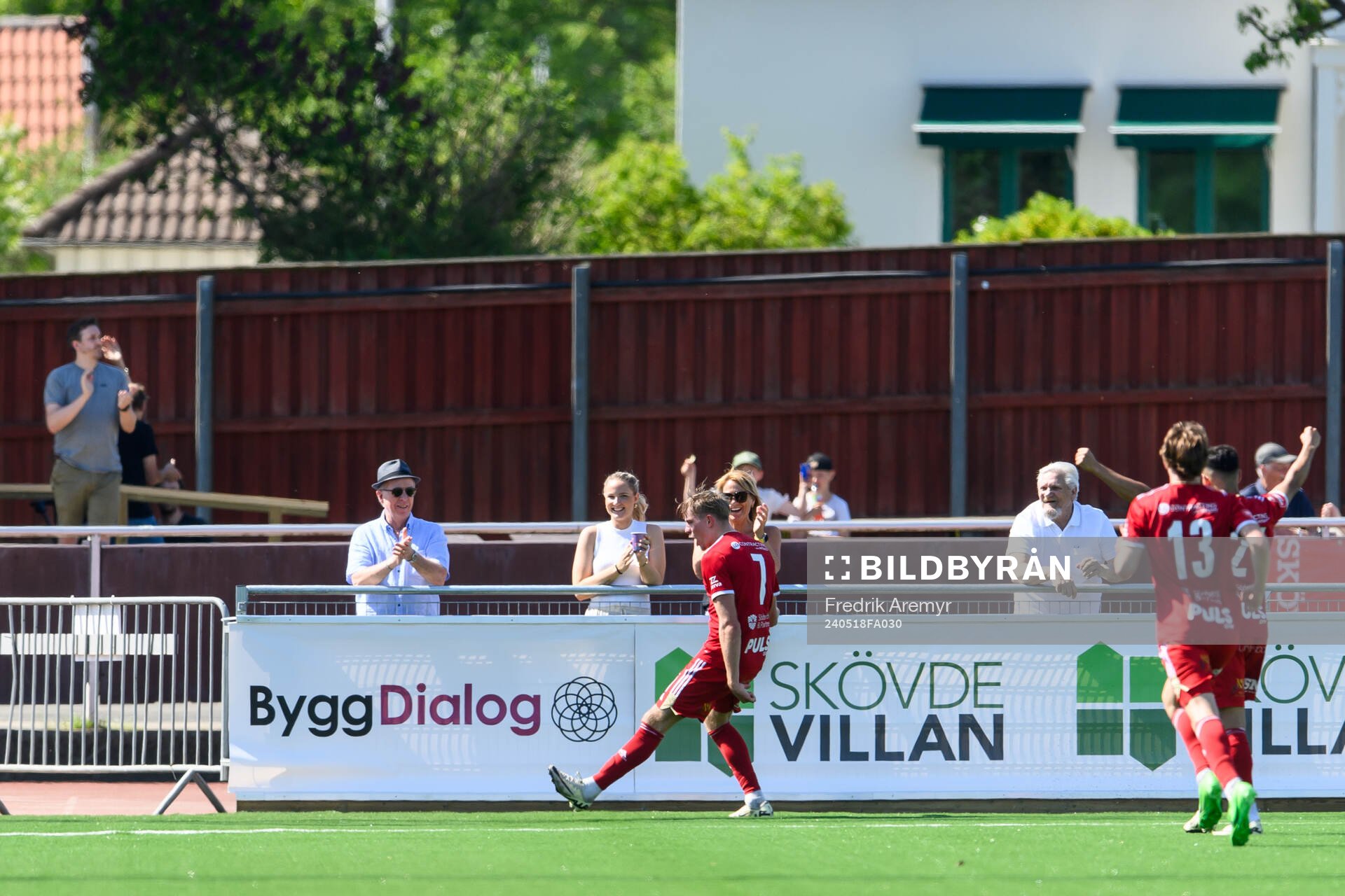 Skövde AIKs Emil Skillermo jublar efter 1-0 under fotbollsmatchen i Superettan mellan Skövde AIK och Östersund den 18 maj 2024 i Skövde.