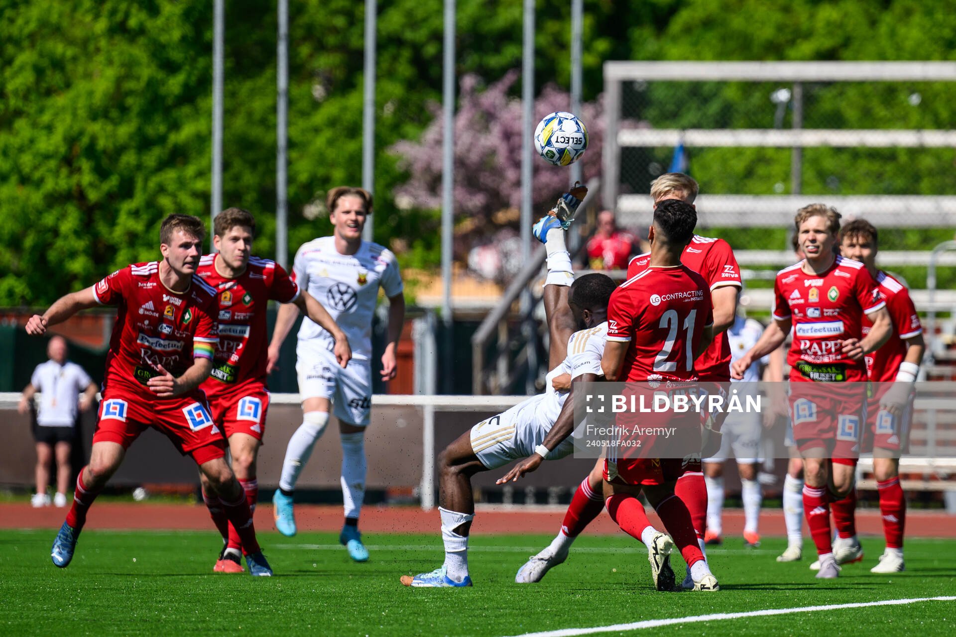 Östersunds Chrisnovic Isemoli N'sa och Skövde AIKs Marcus