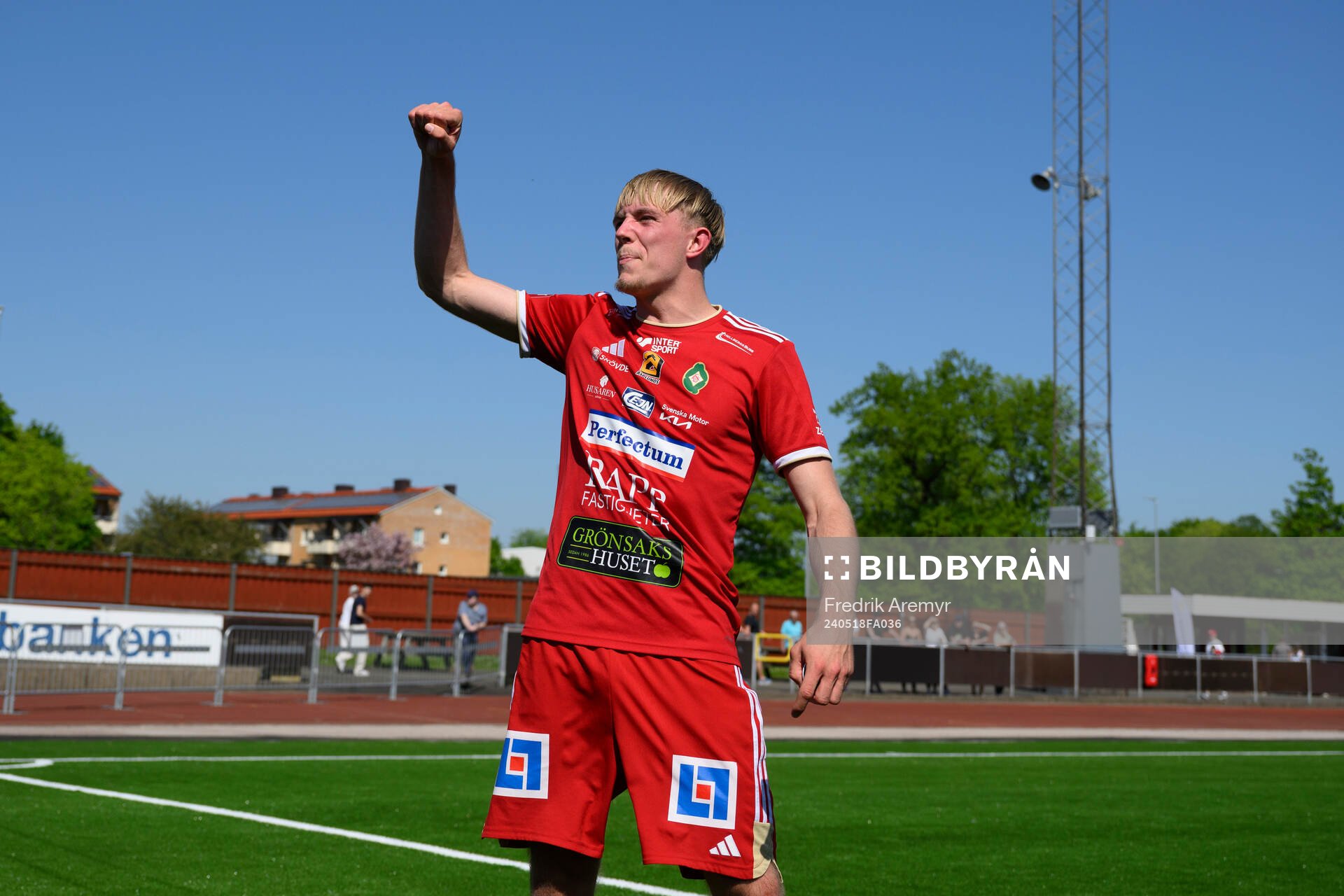 Skövde AIKs målskytt Emil Skillermo jublar efter fotbollsmatchen i Superettan mellan Skövde AIK och Östersund den 18 maj 2024 i Skövde.