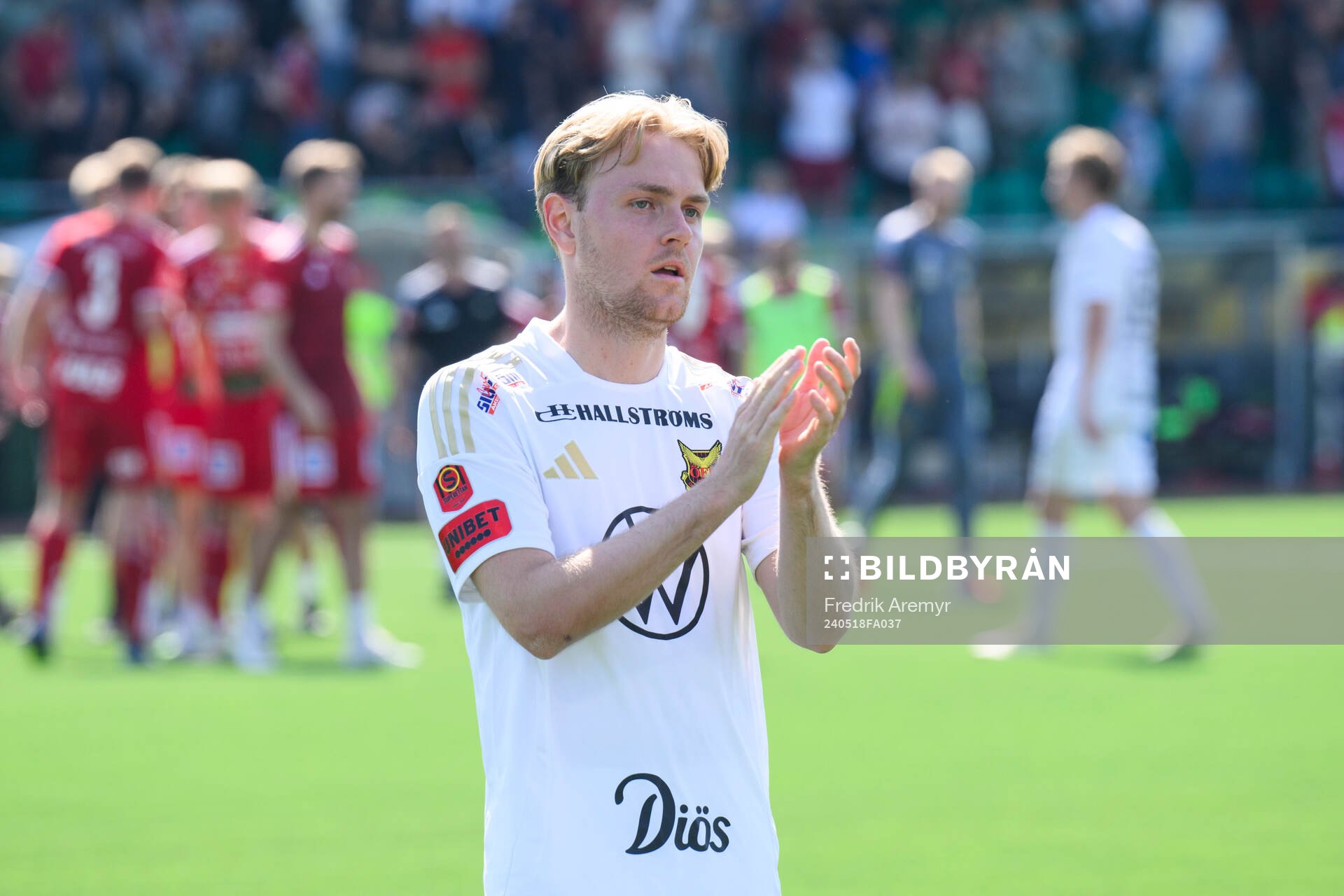 Östersunds Simon Marklund tackar publiken efter fotbollsmatchen i Superettan mellan Skövde AIK och Östersund den 18 maj 2024 i Skövde. 
