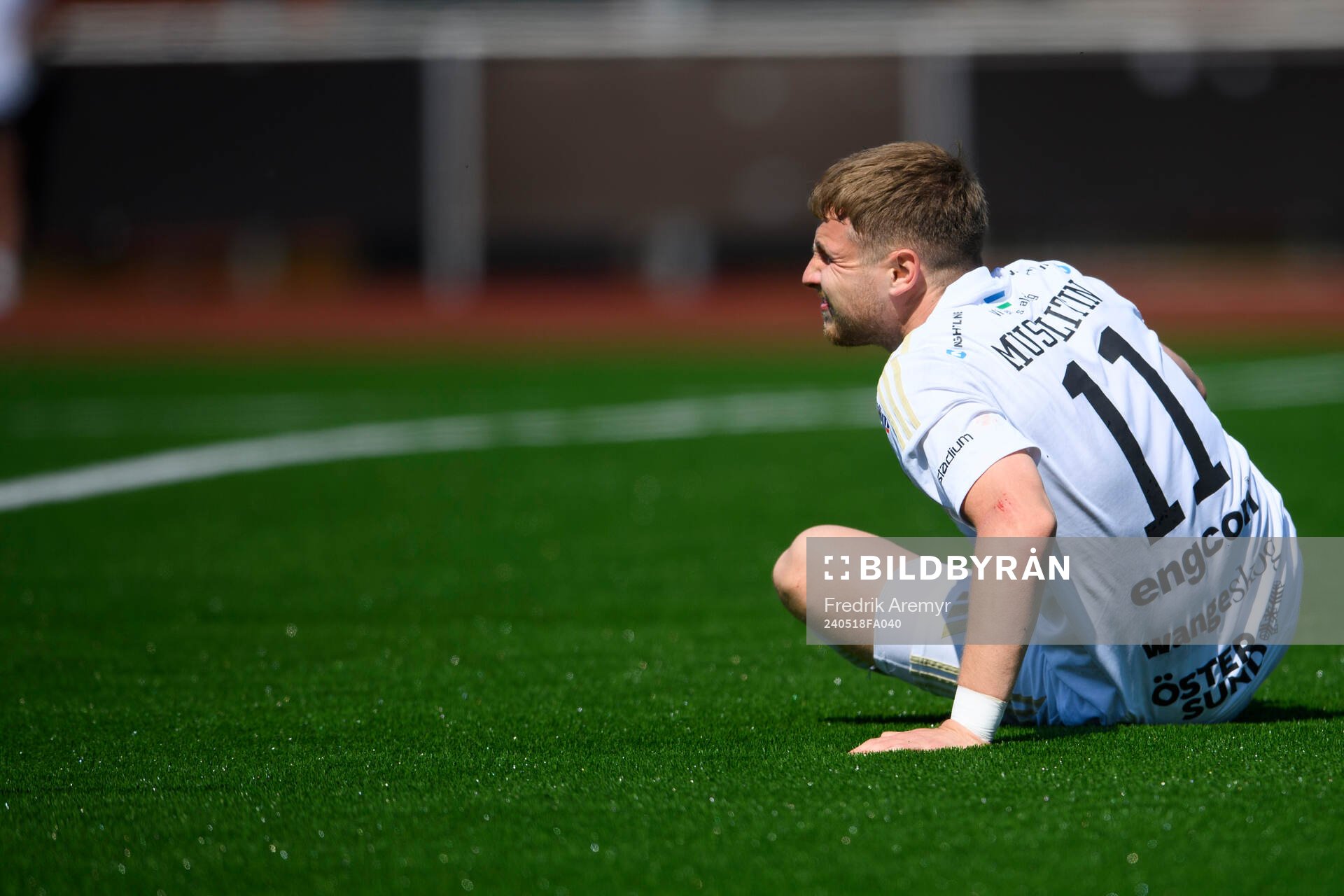 Östersunds Mykola Musolitin har ont under fotbollsmatchen i Superettan mellan Skövde AIK och Östersund den 18 maj 2024 i Skövde. 