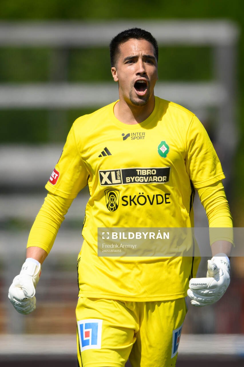 Skövde AIKs målvakt Adrian Zendejas jublar under fotbollsmatchen i Superettan mellan Skövde AIK och Östersund den 18 maj 2024 i Skövde.