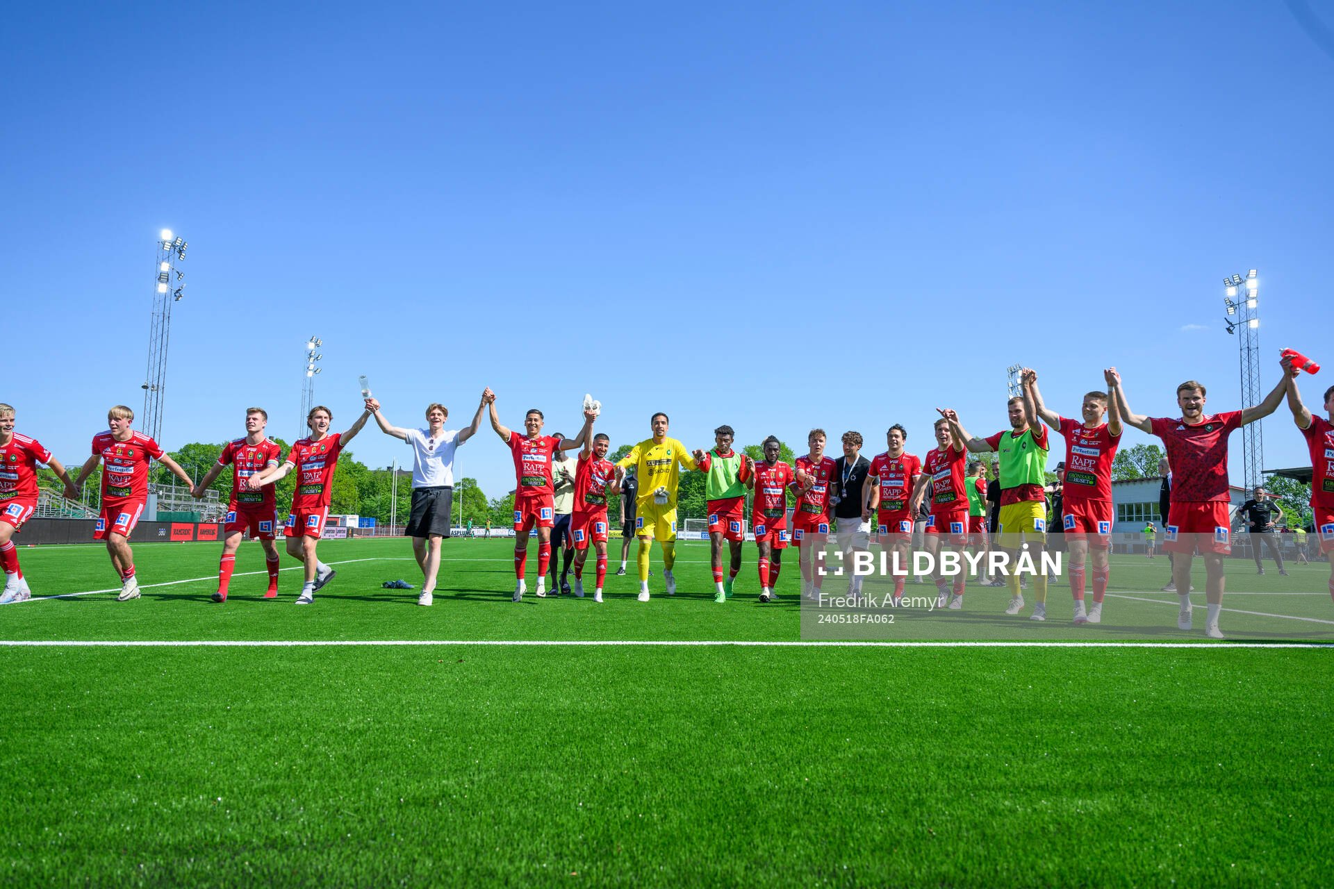 Skövde AIKs spelare jublar efter fotbollsmatchen i Superettan mellan Skövde AIK och Östersund den 18 maj 2024 i Skövde. 