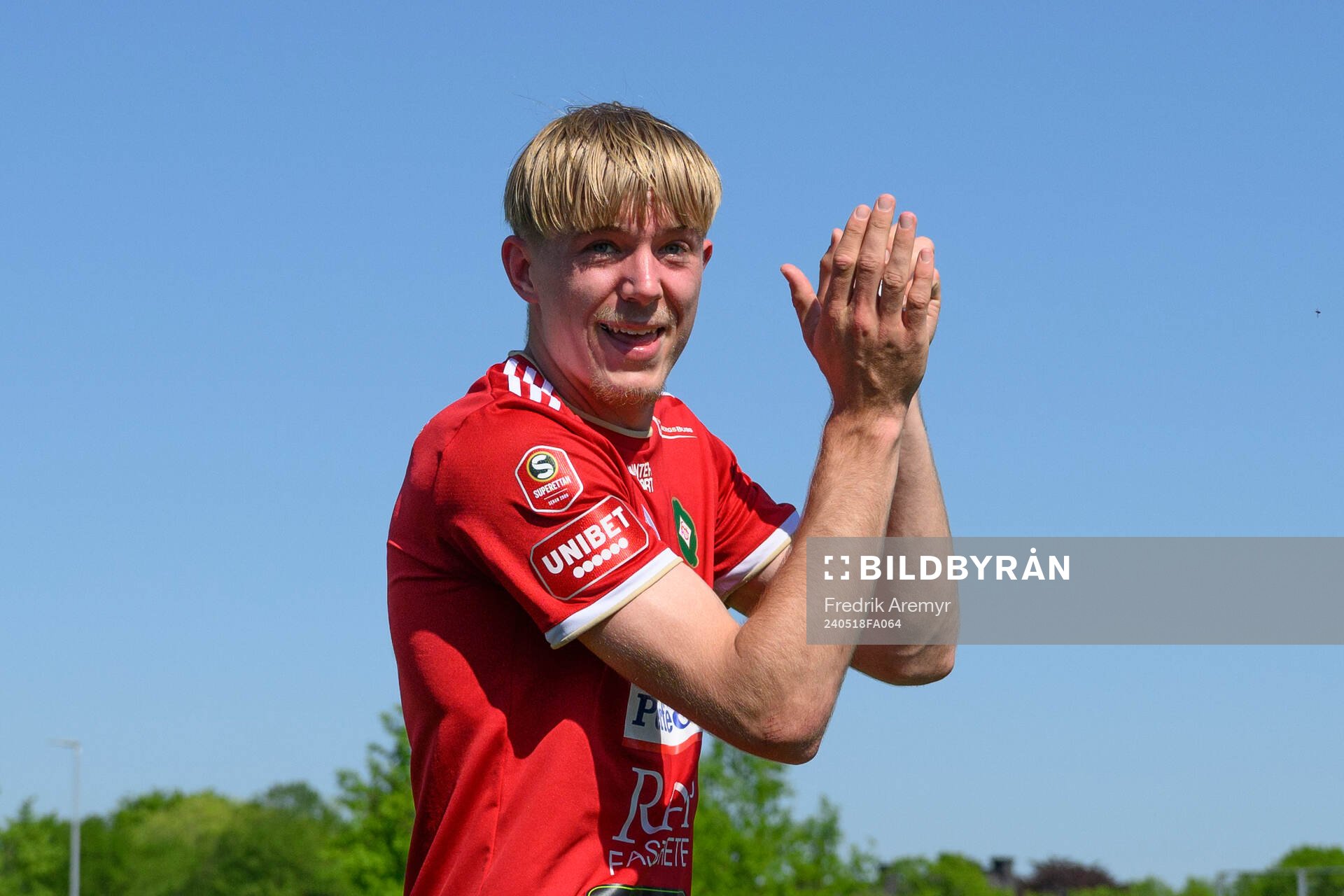 Skövde AIKs målskytt Emil Skillermo jublar efter fotbollsmatchen i Superettan mellan Skövde AIK och Östersund den 18 maj 2024 i Skövde.