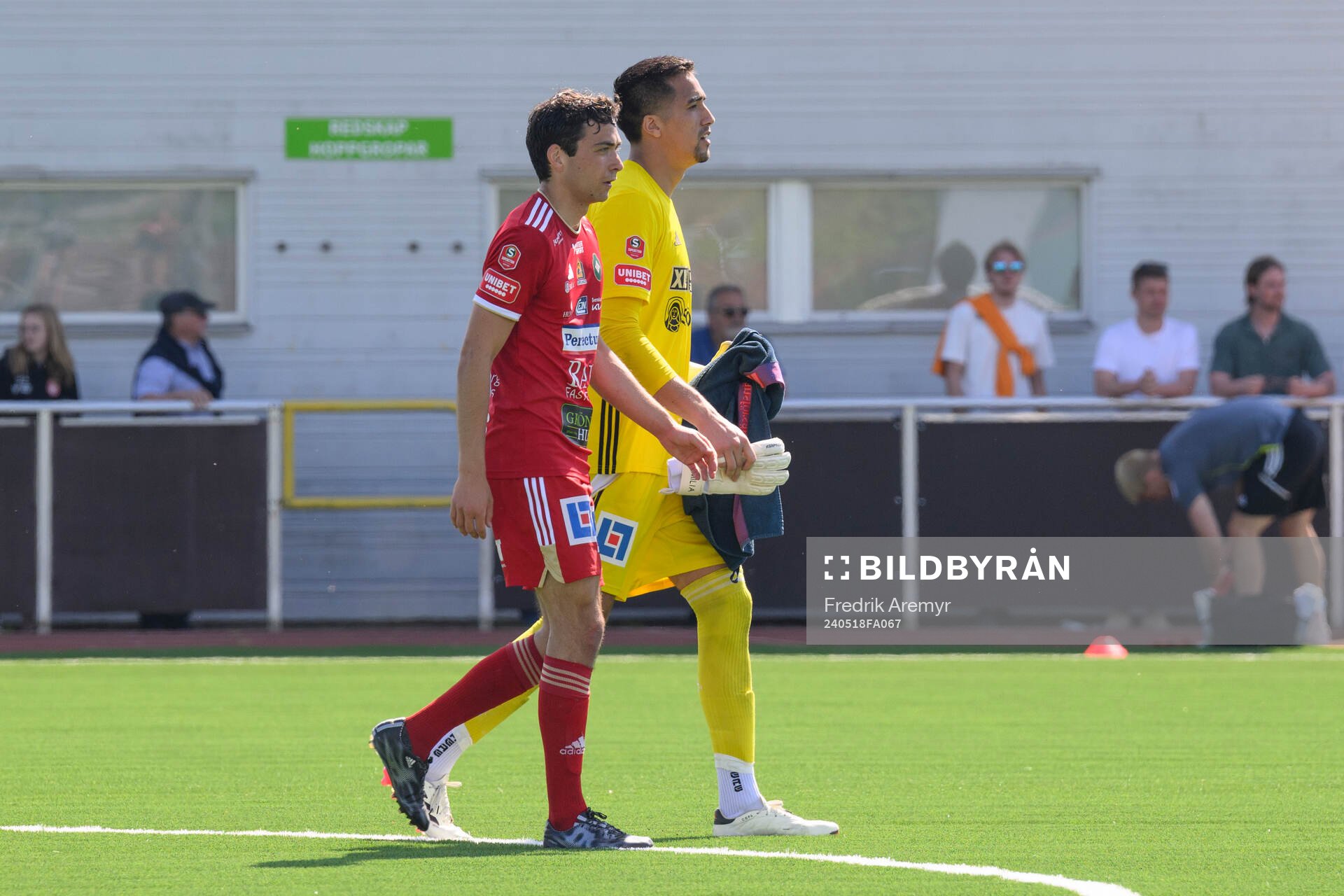 Skövde AIKs Armend Suljev och målvakt Adrian Zendejas jublar efter fotbollsmatchen i Superettan mellan Skövde AIK och Östersund den 18 maj 2024 i Skövde.