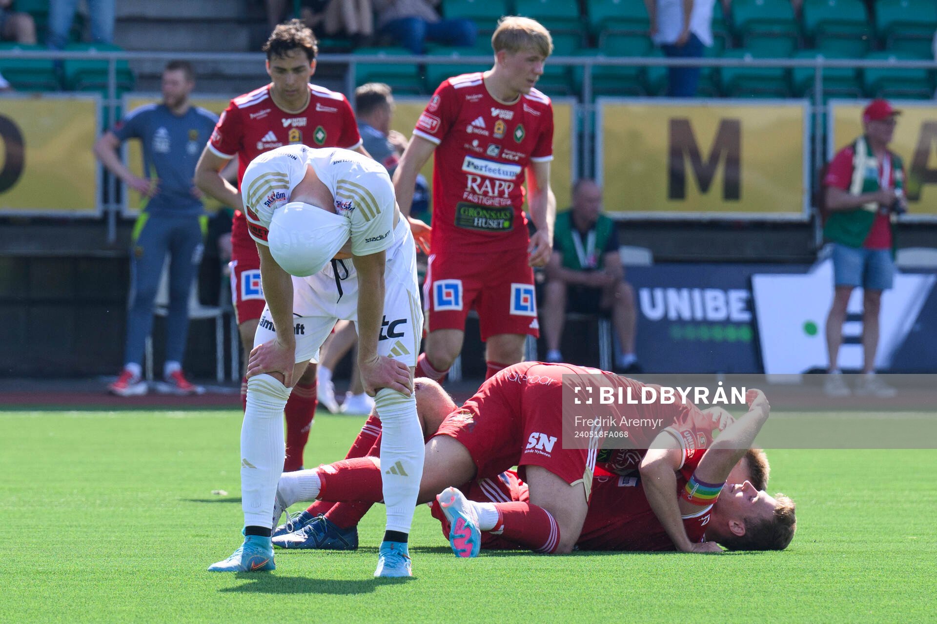 En spelare i Östersunds lag deppar medan Skövde AIKs