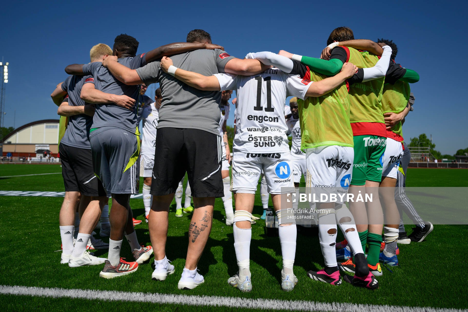 Östersunds spelare och ledare samlas inför fotbollsmatchen i Superettan mellan Skövde AIK och Östersund den 18 maj 2024 i Skövde. 