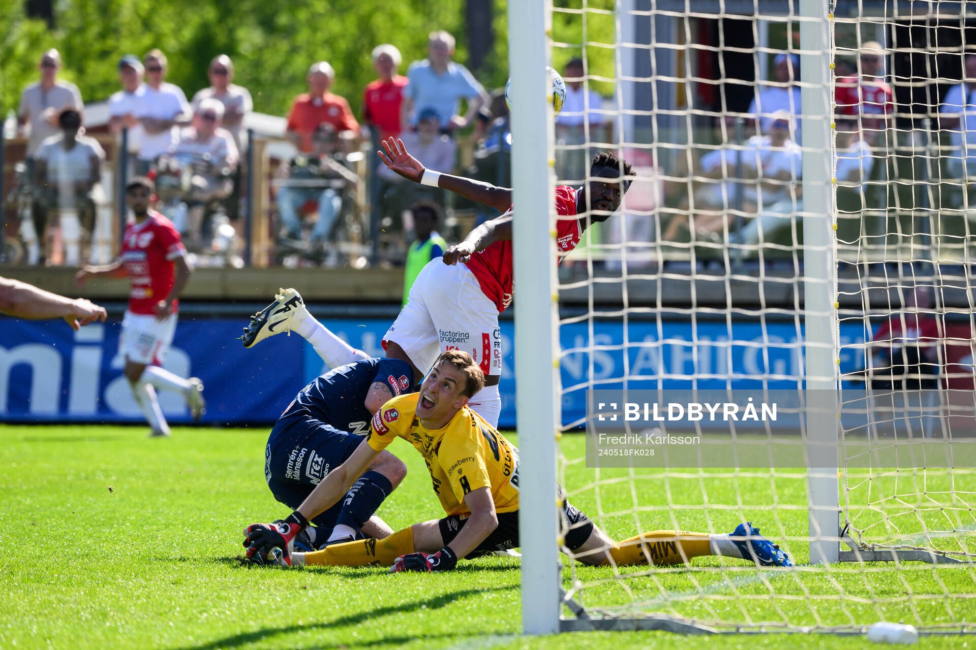 Degerfors Nasiru Moro gör 2-1 på Örgrytes målvakt