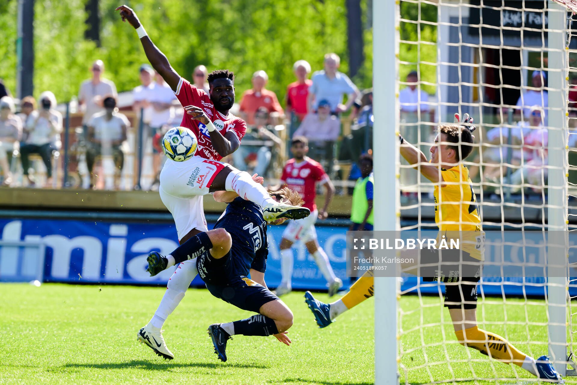 Degerfors Nasiru Moro skjuter 2-1 bakom Örgrytes målvakt