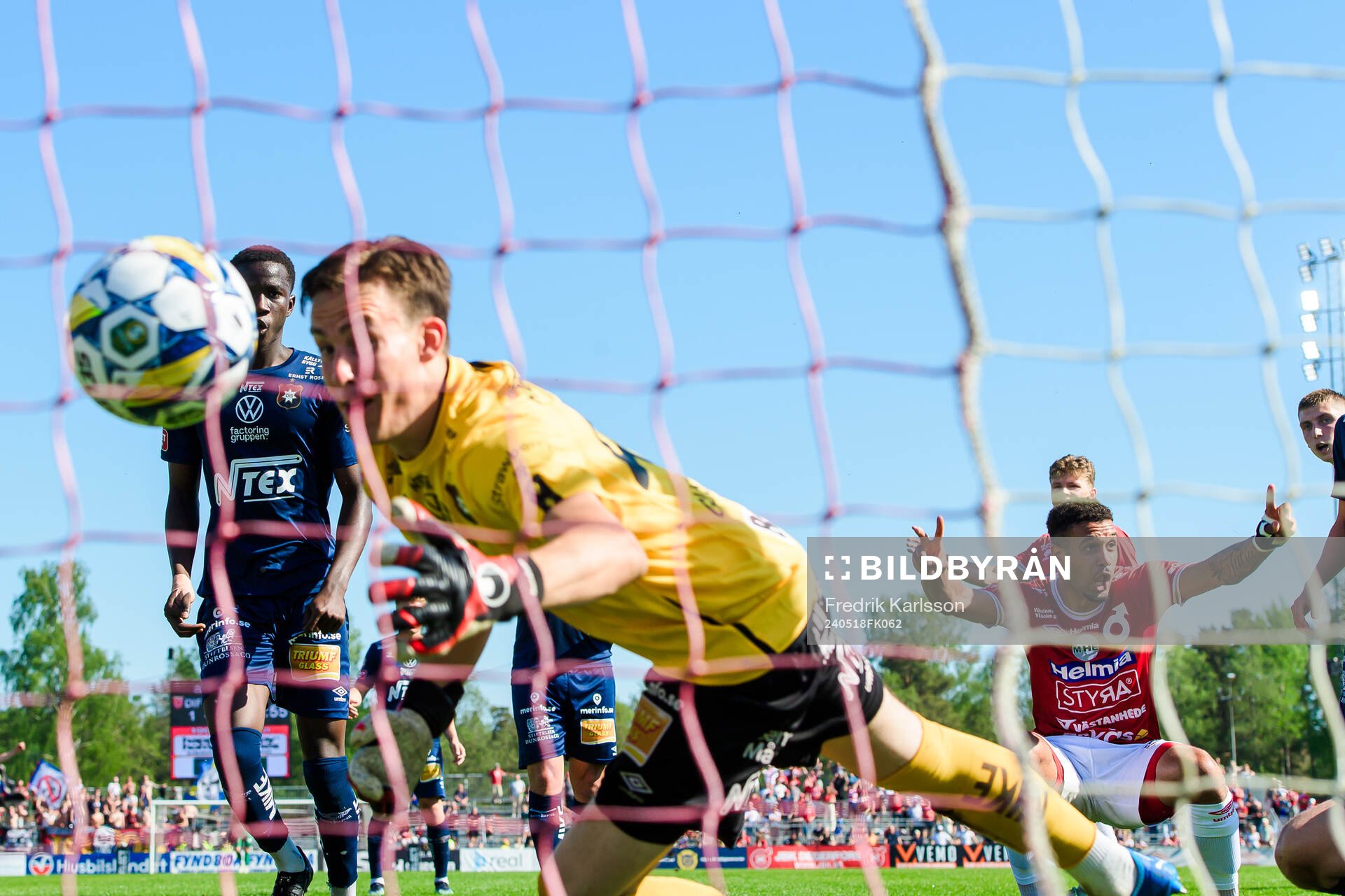 Örgrytes målvakt Hampus Gustafsson ser på när Degerfors