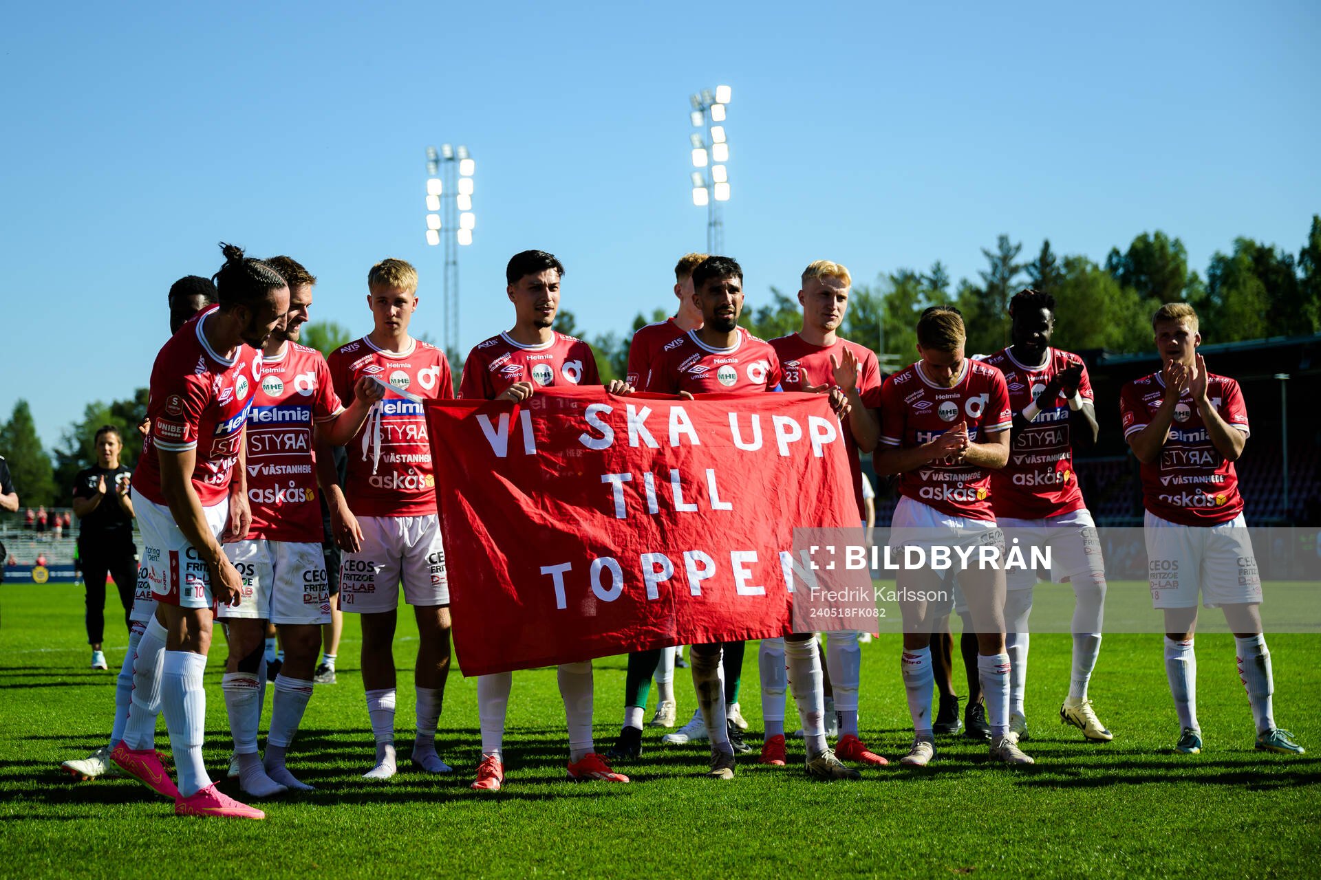Degerfors spelare jublar med banderoll