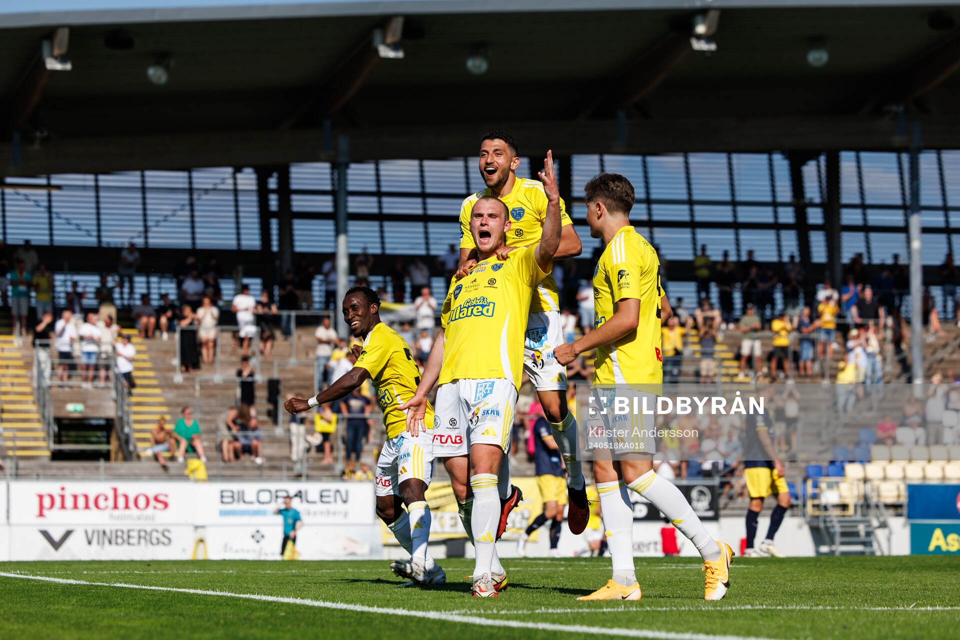 Falkenbergs Nils Bertilsson jublar efter 5-0 under fotbollsmatchen i Ettan södra mellan Falkenberg och Torn den 18 maj 2024 i Falkenberg.
