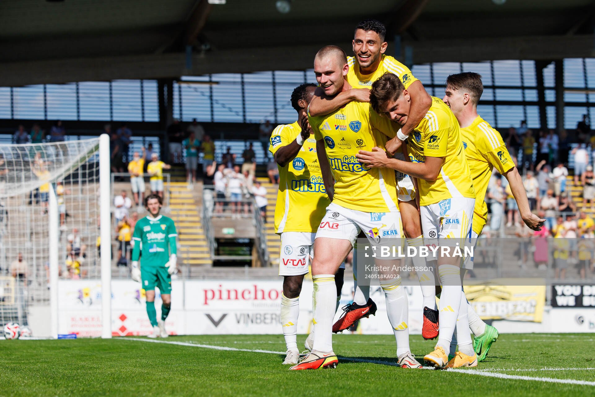Falkenbergs Nils Bertilsson jublar med laget