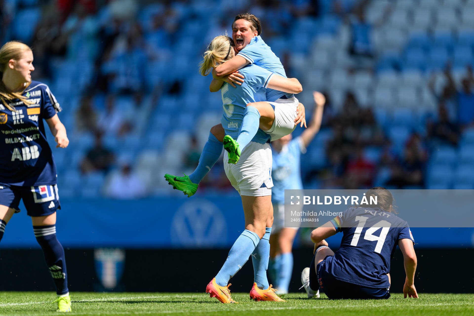 underMalmö FFs Sanna Kullberg och Ema Paljevic jublar
