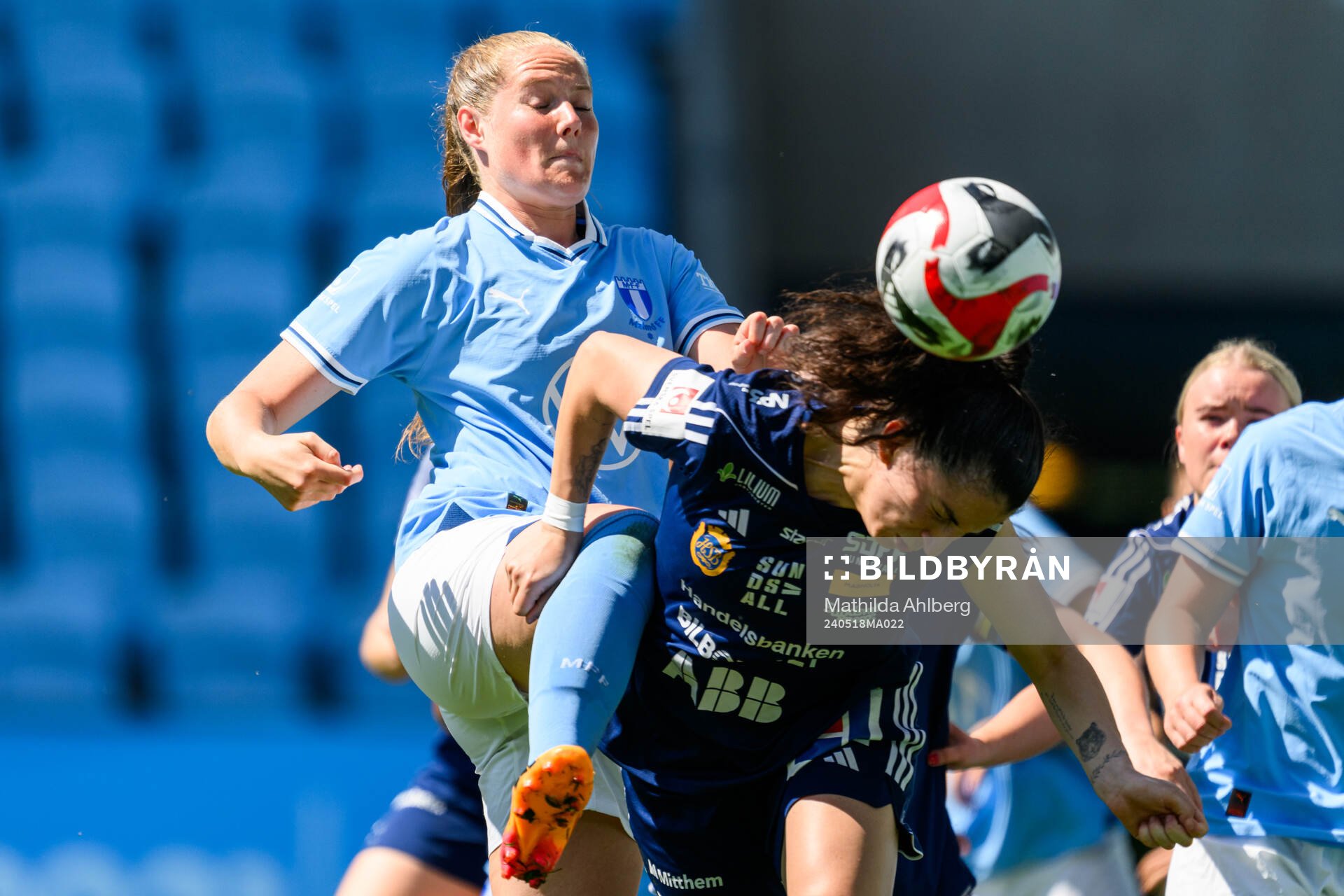 Malmö FFs Linnea Svensson och Sundsvalls Madeline Kate